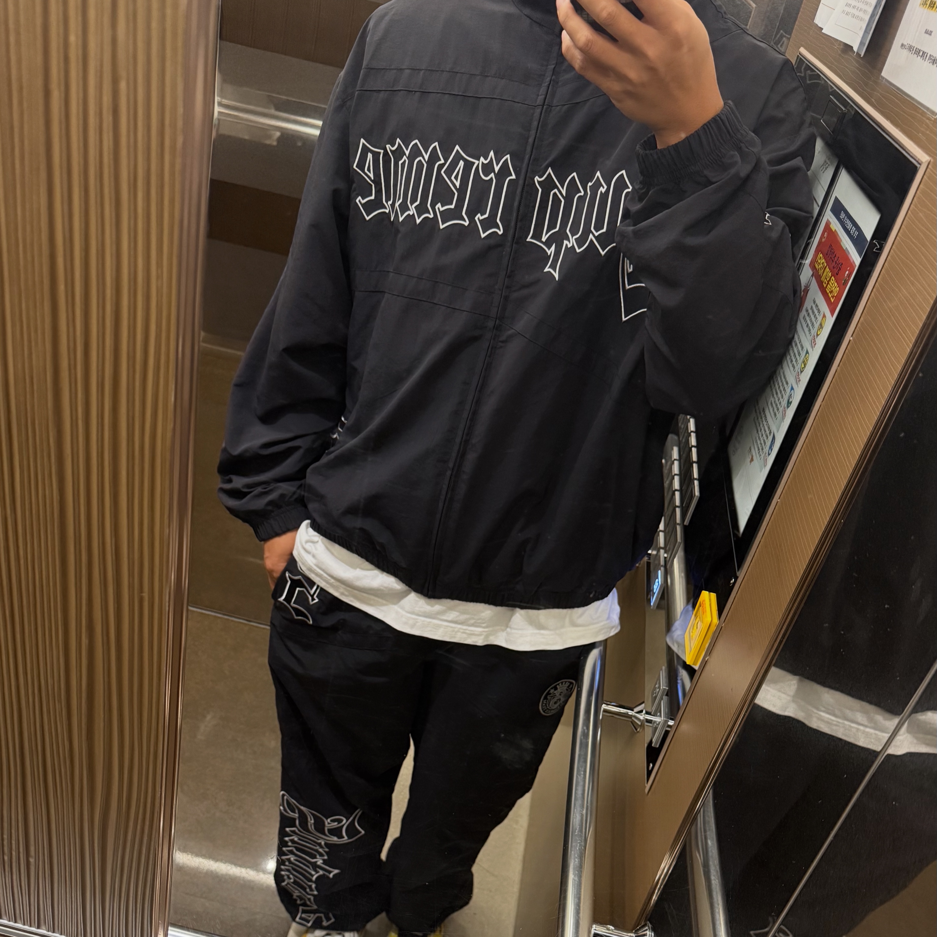 Supreme Old English Track Jacket Black - 25SS 착용 스타일