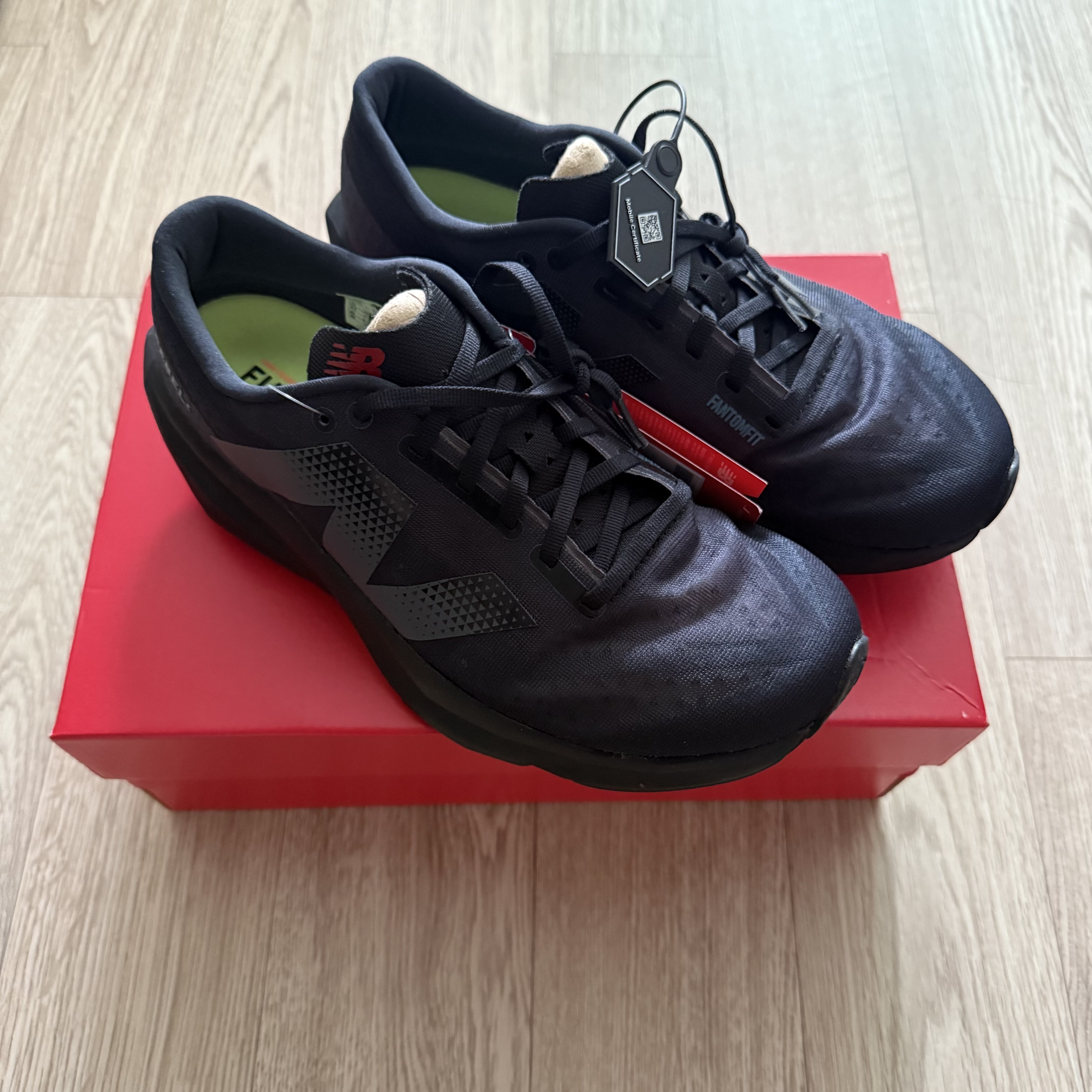 New Balance FuelCell Rebel v4 Black Graphic - 2E Wide 착용 스타일
