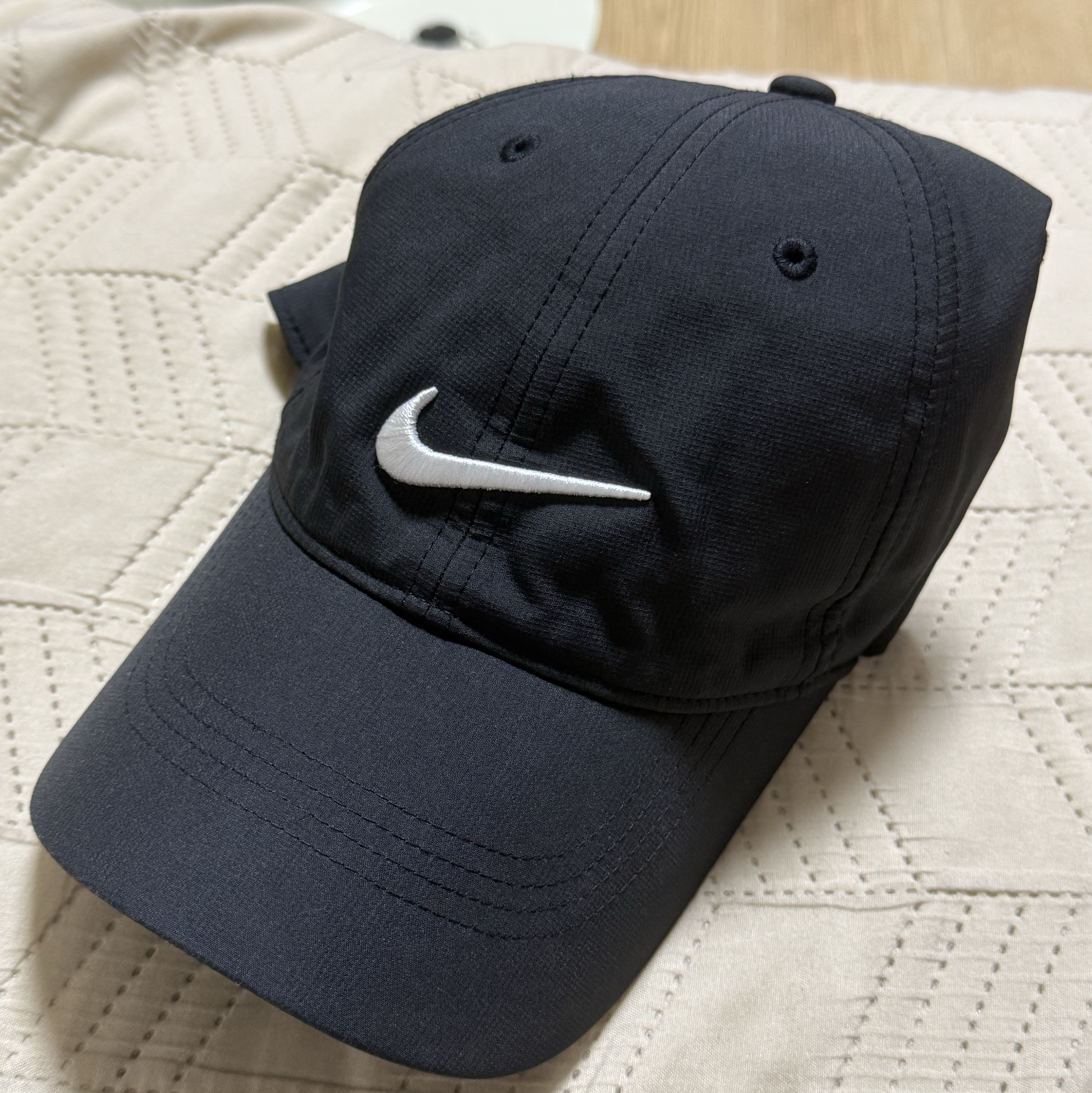 Nike Dri-Fit Club Structured Swoosh Cap Black 착용 스타일