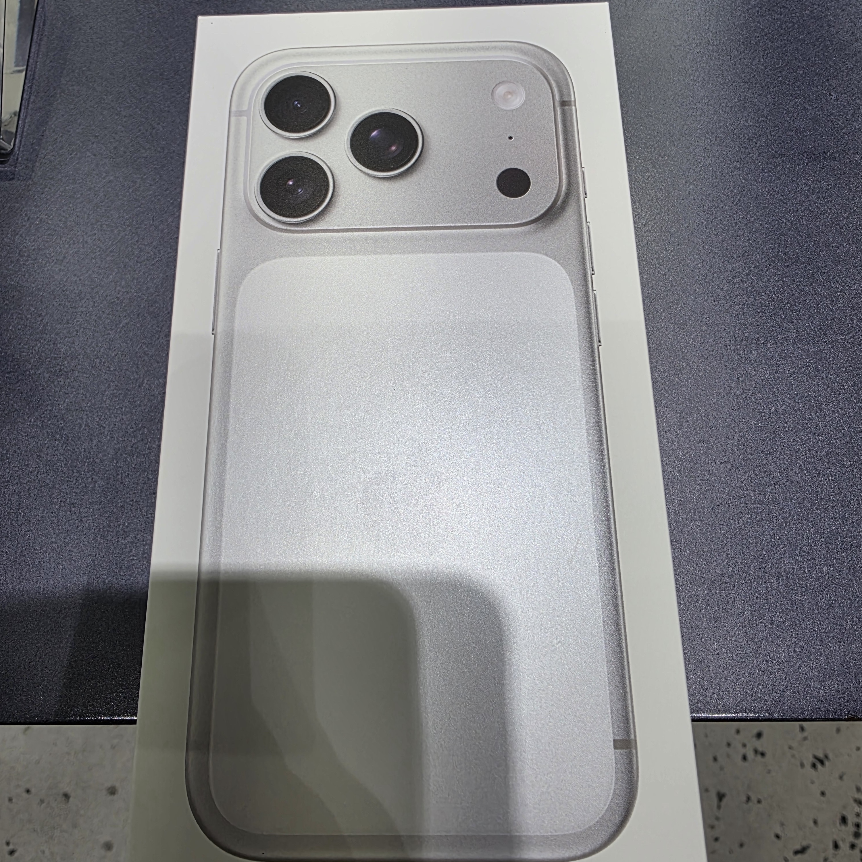 Apple iPhone 17 Pro 512GB Silver, Apple iPhone 17 Pro 256GB Silver 착용 스타일 - 4