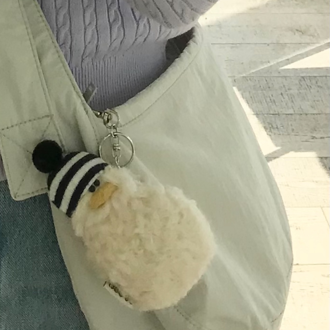COS Nylon Crossbody Saddle Bag Light Grey Stone 착용 스타일