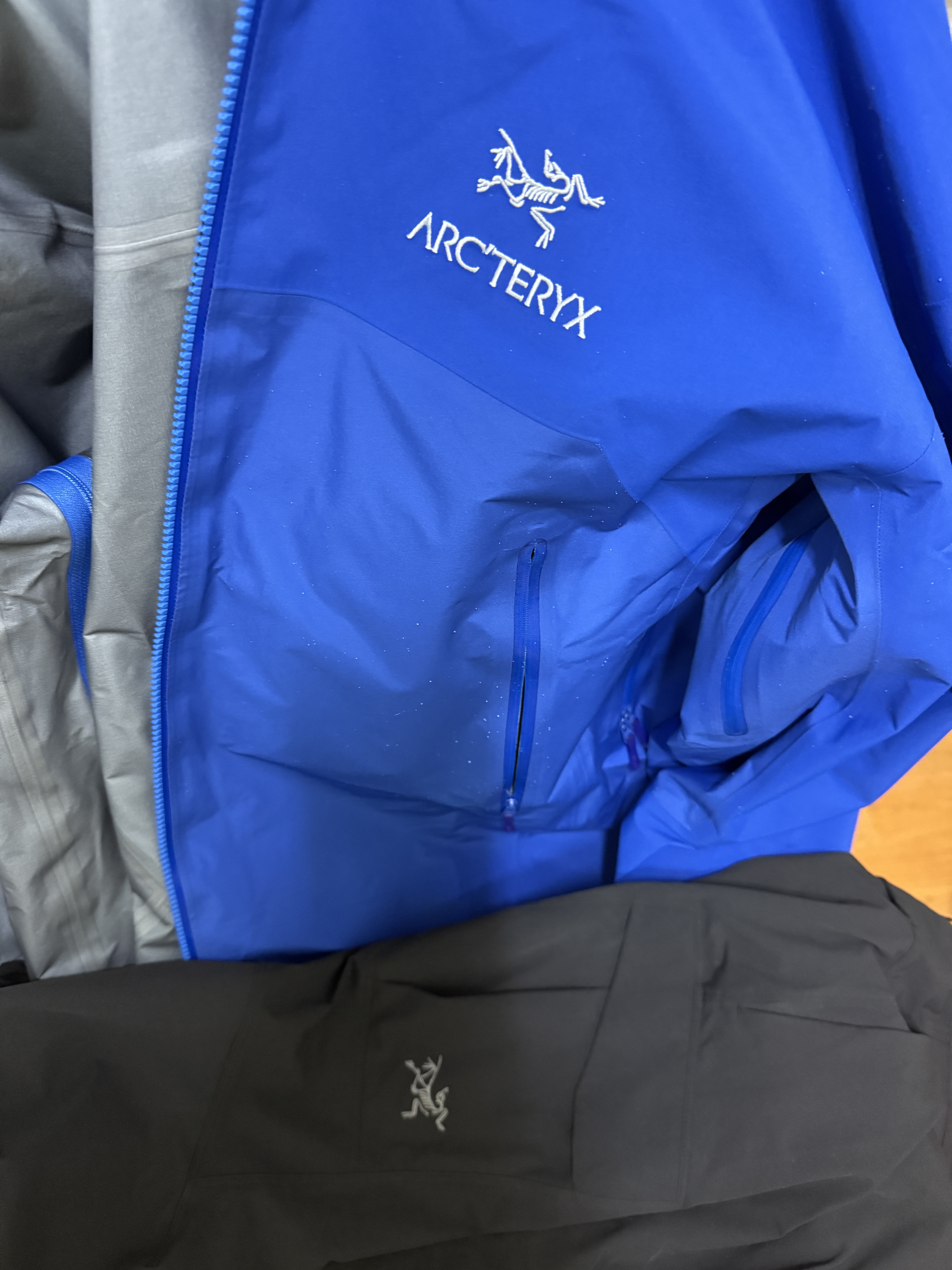 Arc'teryx Beta AR Jacket Vitality, Arc'teryx Rampart Pants Black 착용 스타일