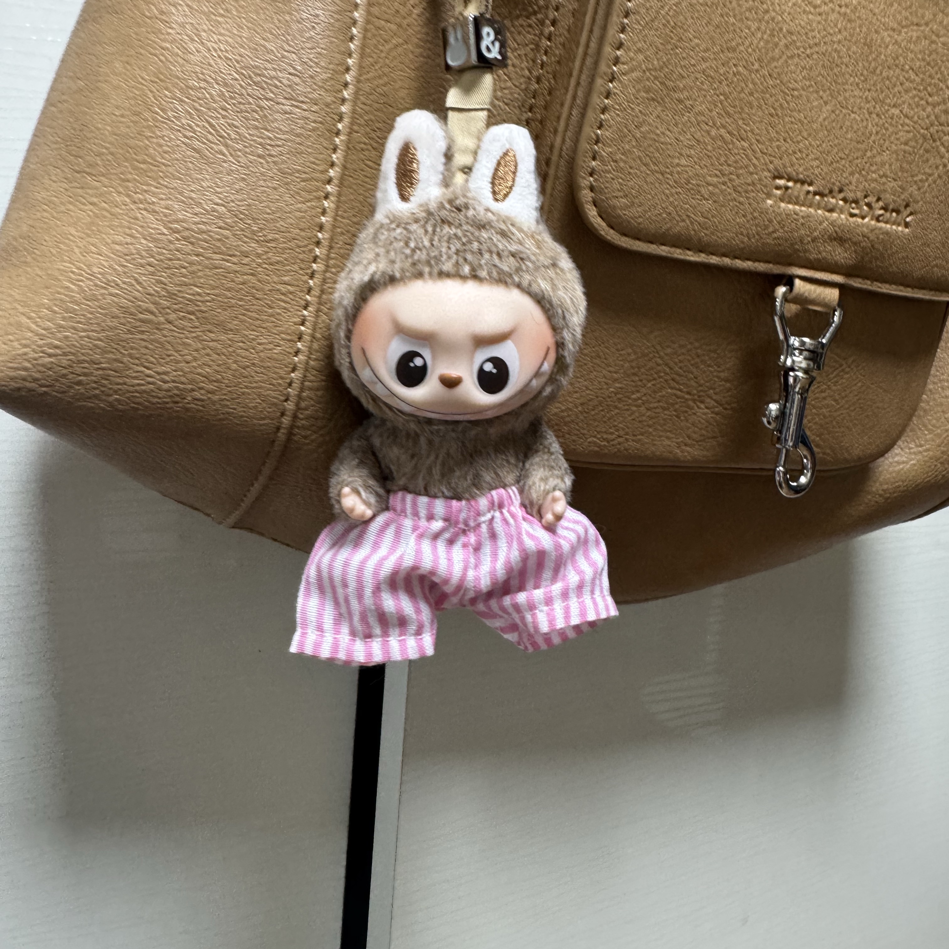 Pop Mart Labubu The Monsters Pin For Love Series Vinyl Plush Pendant (N-Z) & (Opened Case) 착용 스타일 - 2