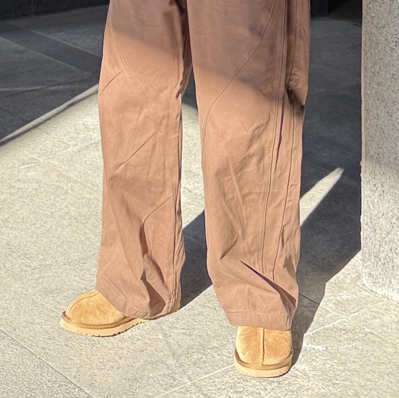 UGG Tasman Slipper Chestnut 착용 스타일