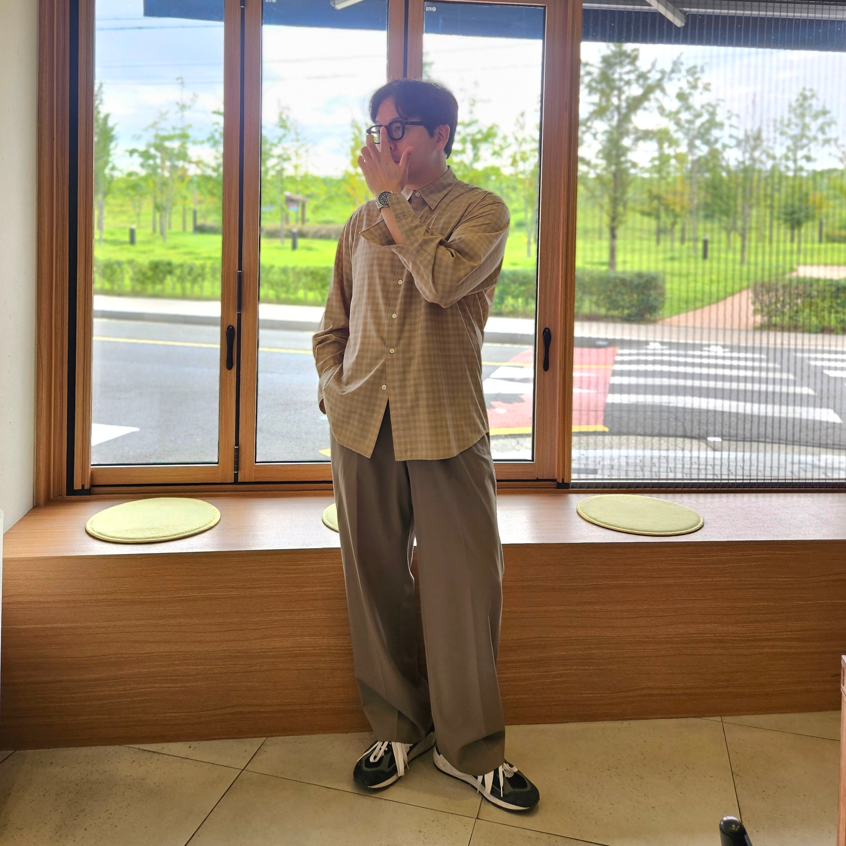 Auralee Super Light Wool Check Shirt Light Beige Check - 22AW, New Balance 990v2 Made in USA Navy 착용 스타일 - 1