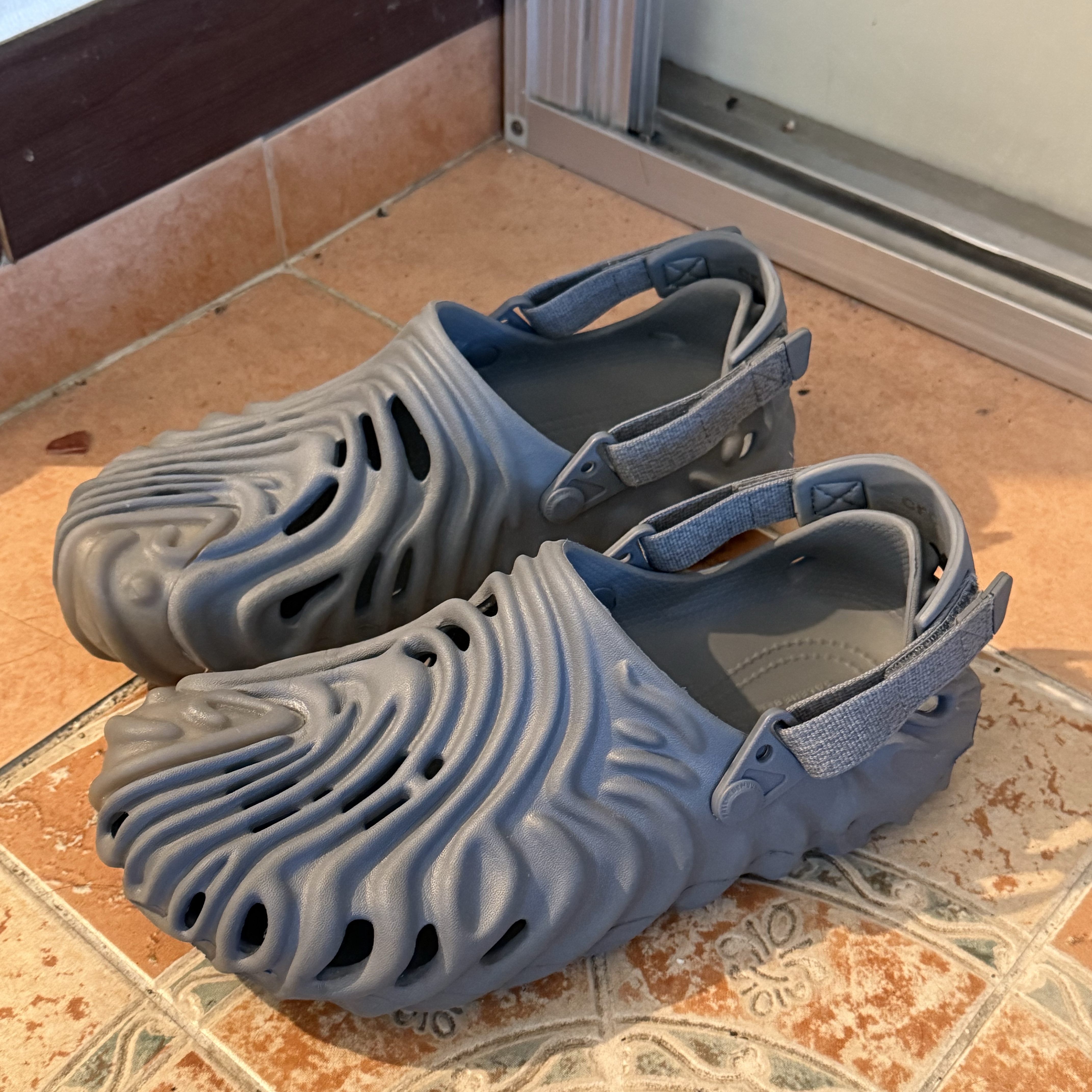 Crocs x Salehe Bembury Pollex Clog Niagara 착용 스타일