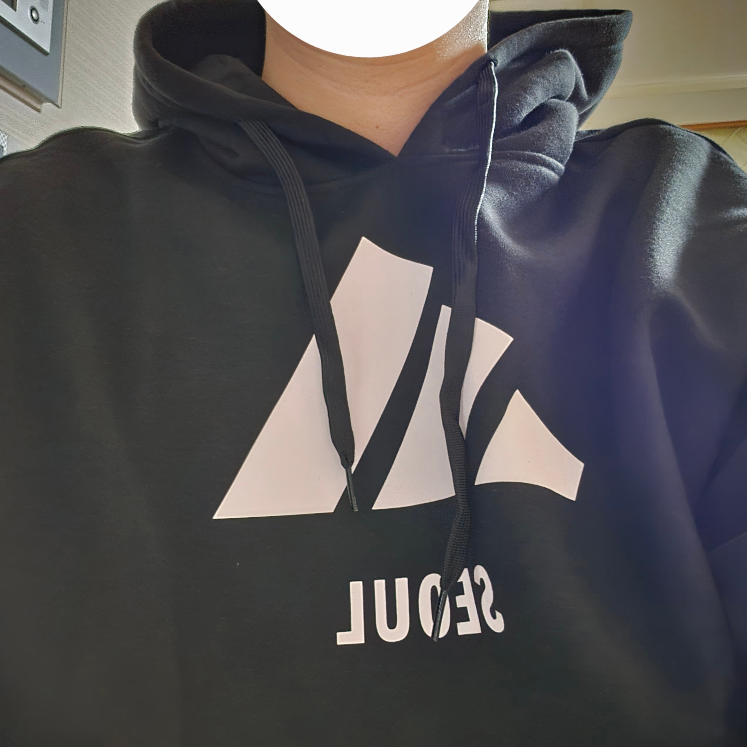 Adidas Seoul Hoodie Black - KR Sizing 착용 스타일