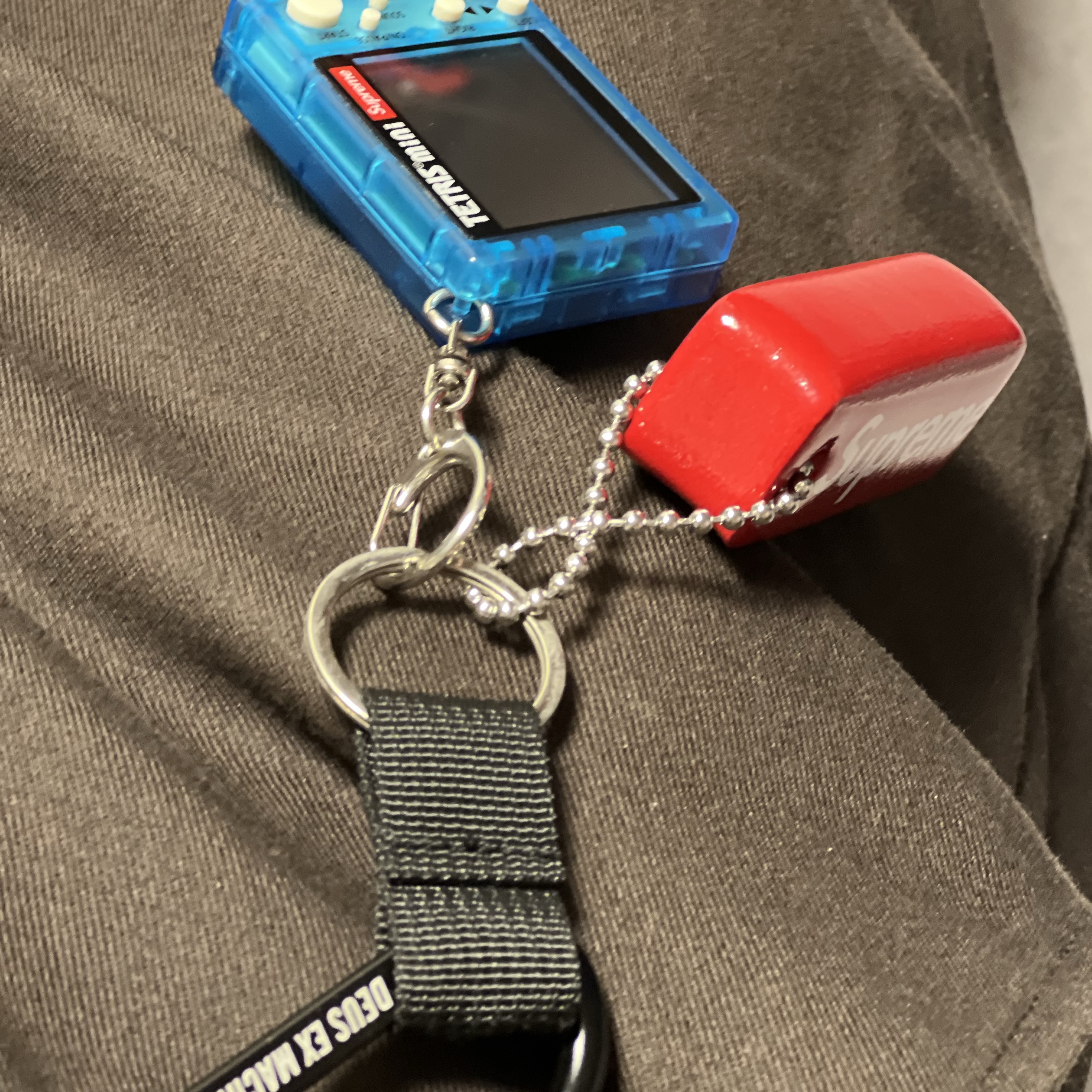 Supreme x Tetris Mini Blue - 24SS (Korean Ver.), Supreme Floating Keychain Red - 23FW 착용 스타일