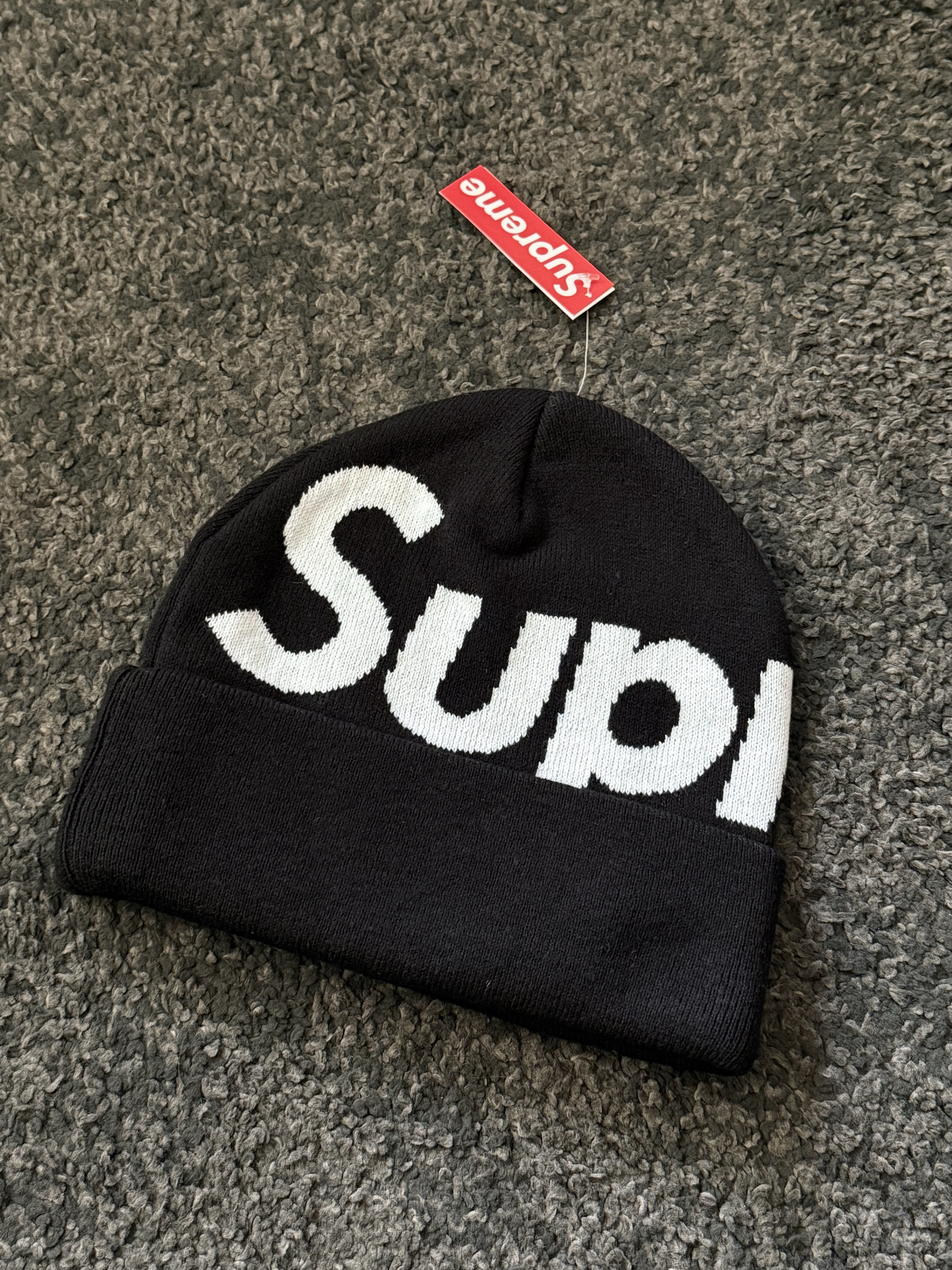 Supreme Big Logo Beanie Black 착용 스타일 - 1