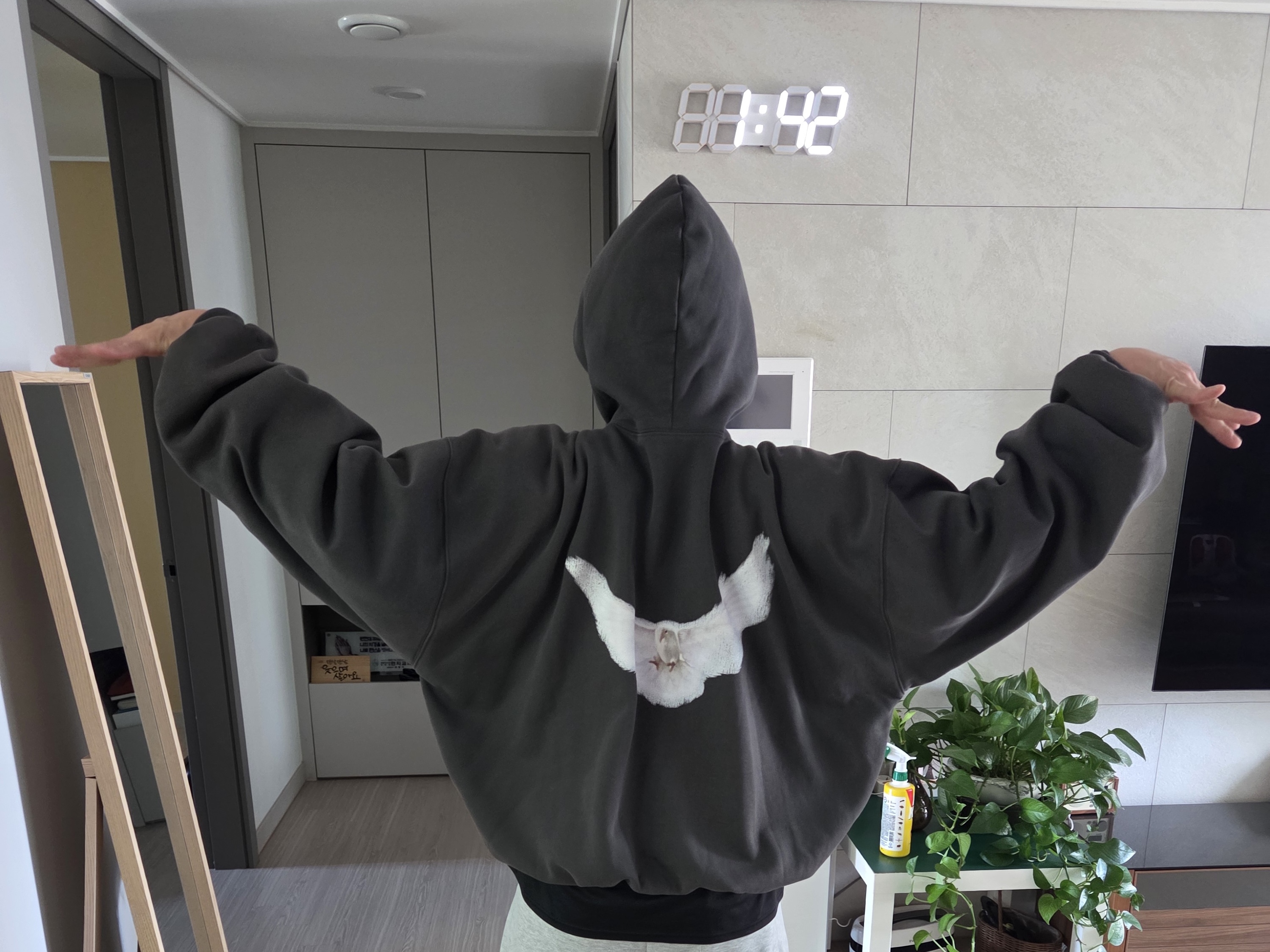 Yeezy Gap Engineered By Balenciaga Dove Hoodie Dark Grey 착용 스타일