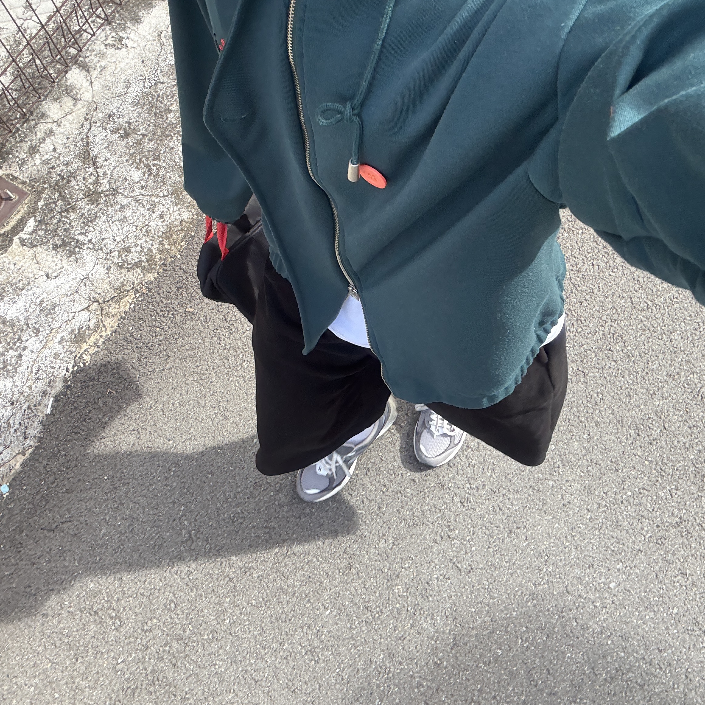 New Balance 2002R Premium Vintage Grey 착용 스타일