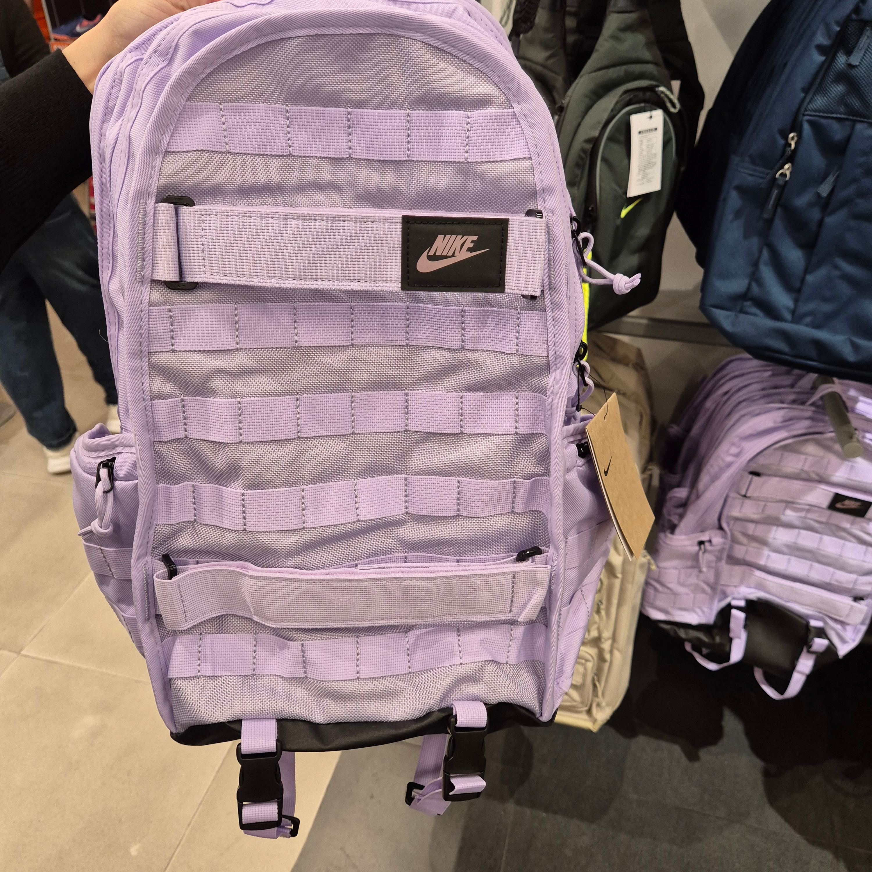Nike NSW RPM Backpack 26L Lilac Bloom Black 착용 스타일 - 1