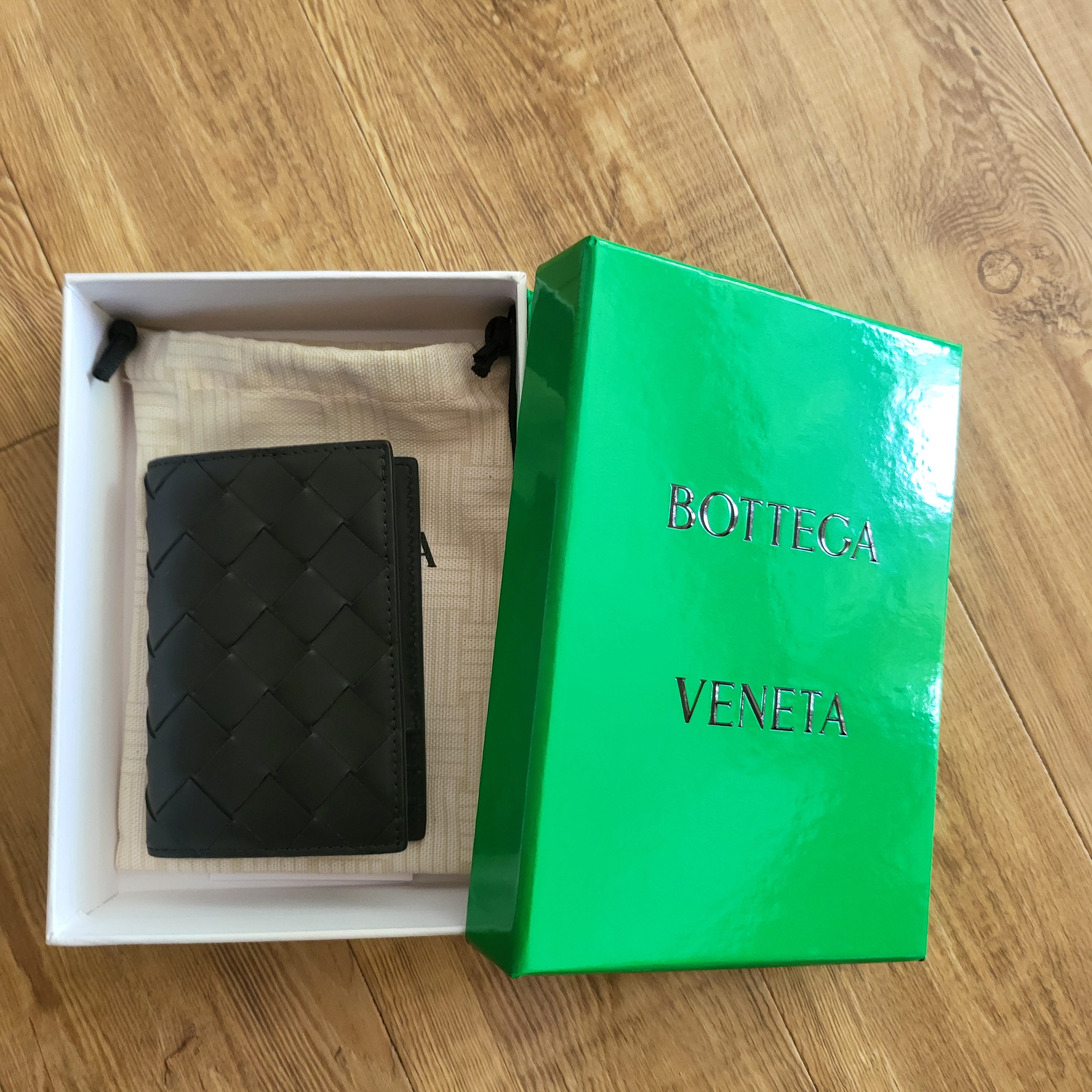 Bottega Veneta Flap Card Case Black 착용 스타일