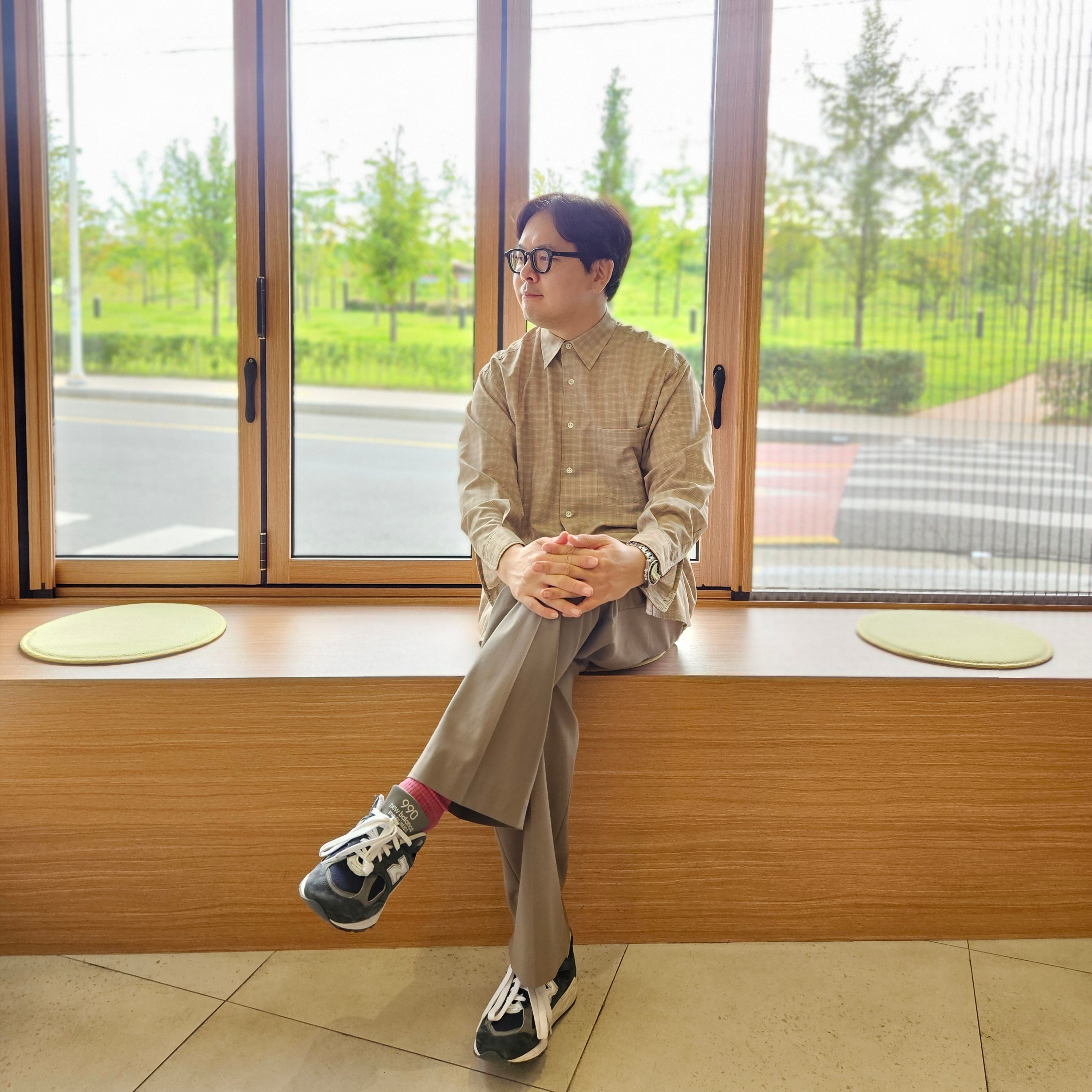 Auralee Super Light Wool Check Shirt Light Beige Check - 22AW, New Balance 990v2 Made in USA Navy 착용 스타일 - 2