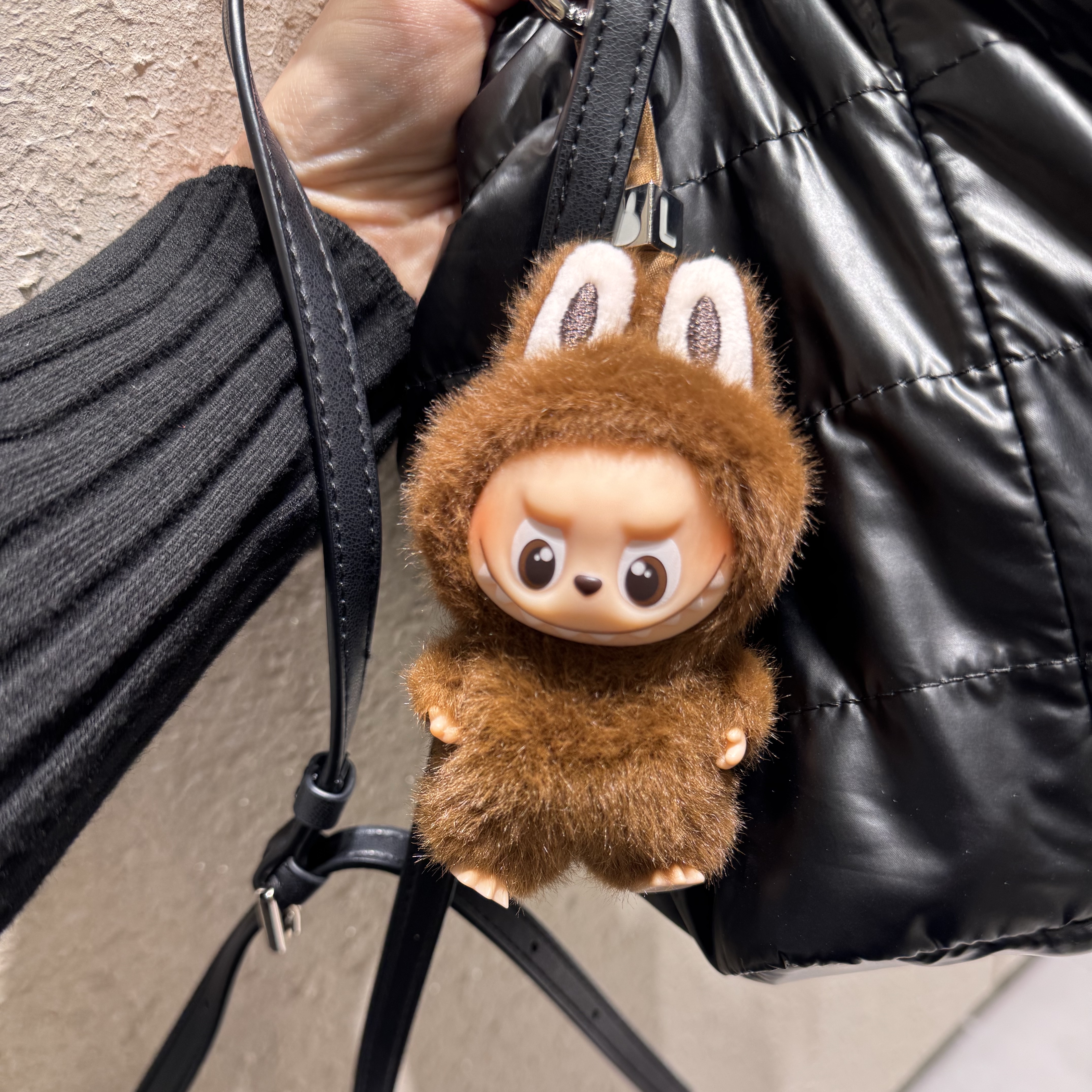 Pop Mart Labubu The Monsters Pin For Love Series Vinyl Plush Pendant (A-M) L (Opened Case) 착용 스타일