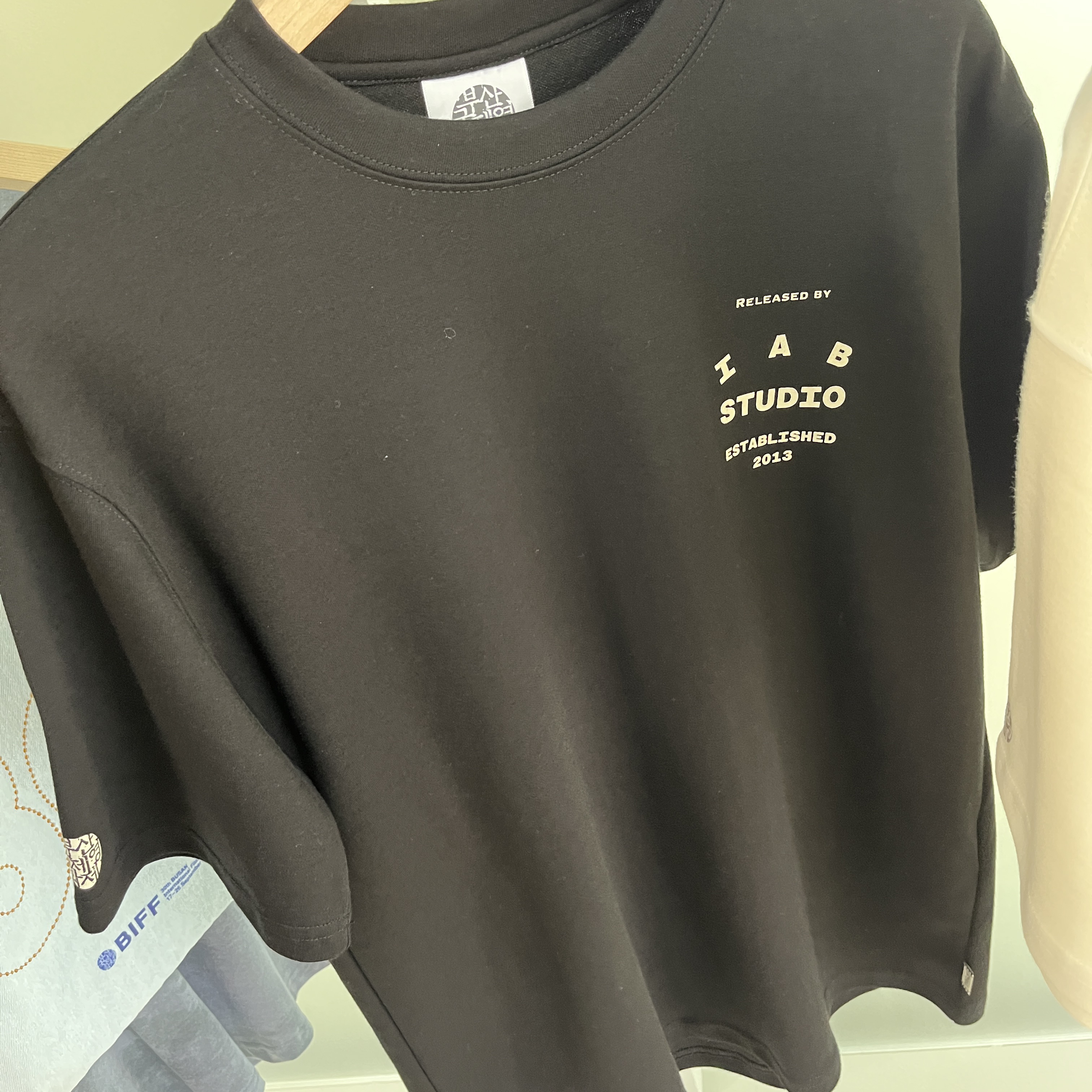 IAB Studio x p!tt Ending Credits T-shirt Black 착용 스타일