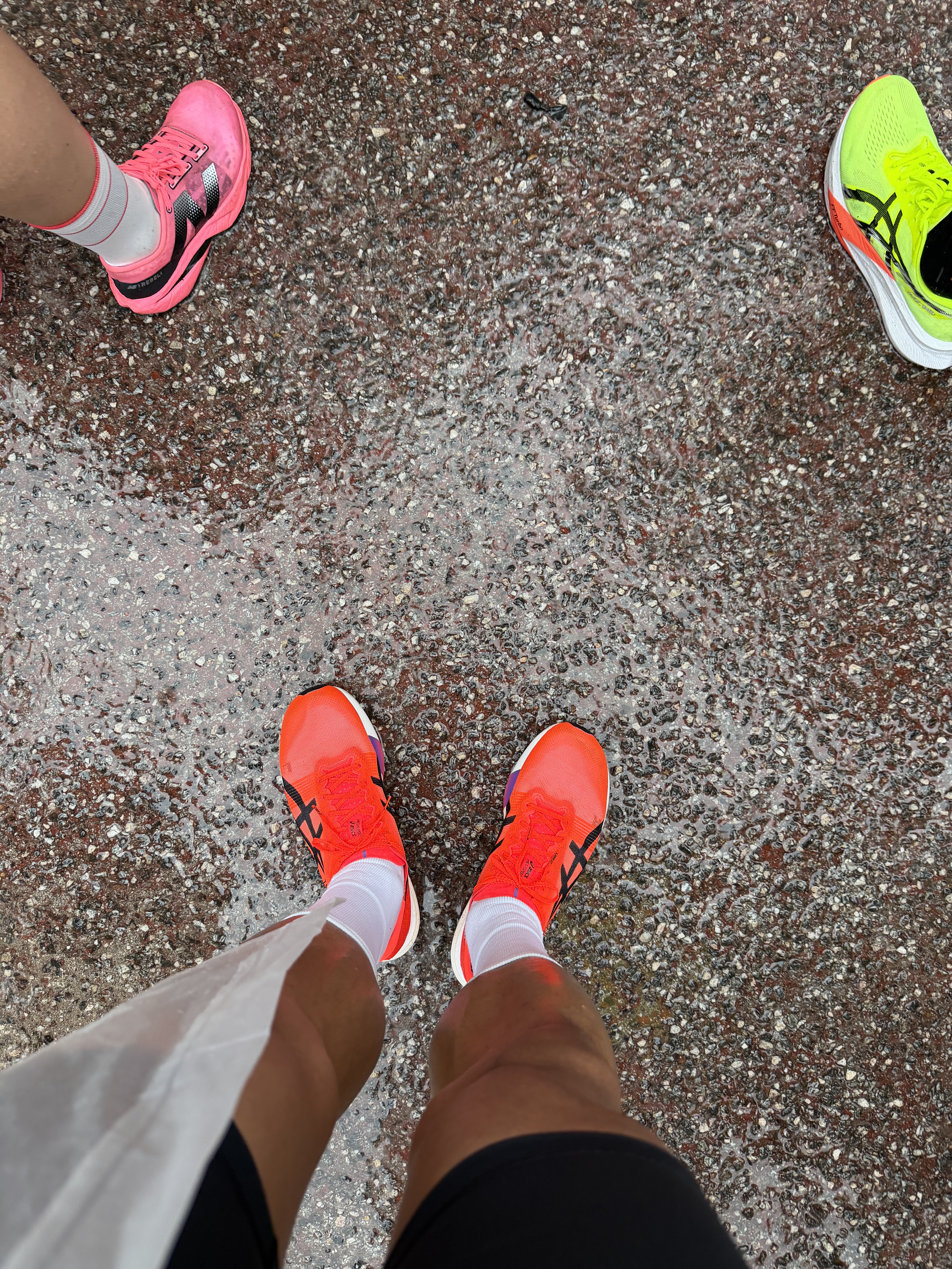 Asics Metaspeed Edge Tokyo Flash Red Black, Asics Magic Speed 4 Safety Yellow Black 착용 스타일 - 1