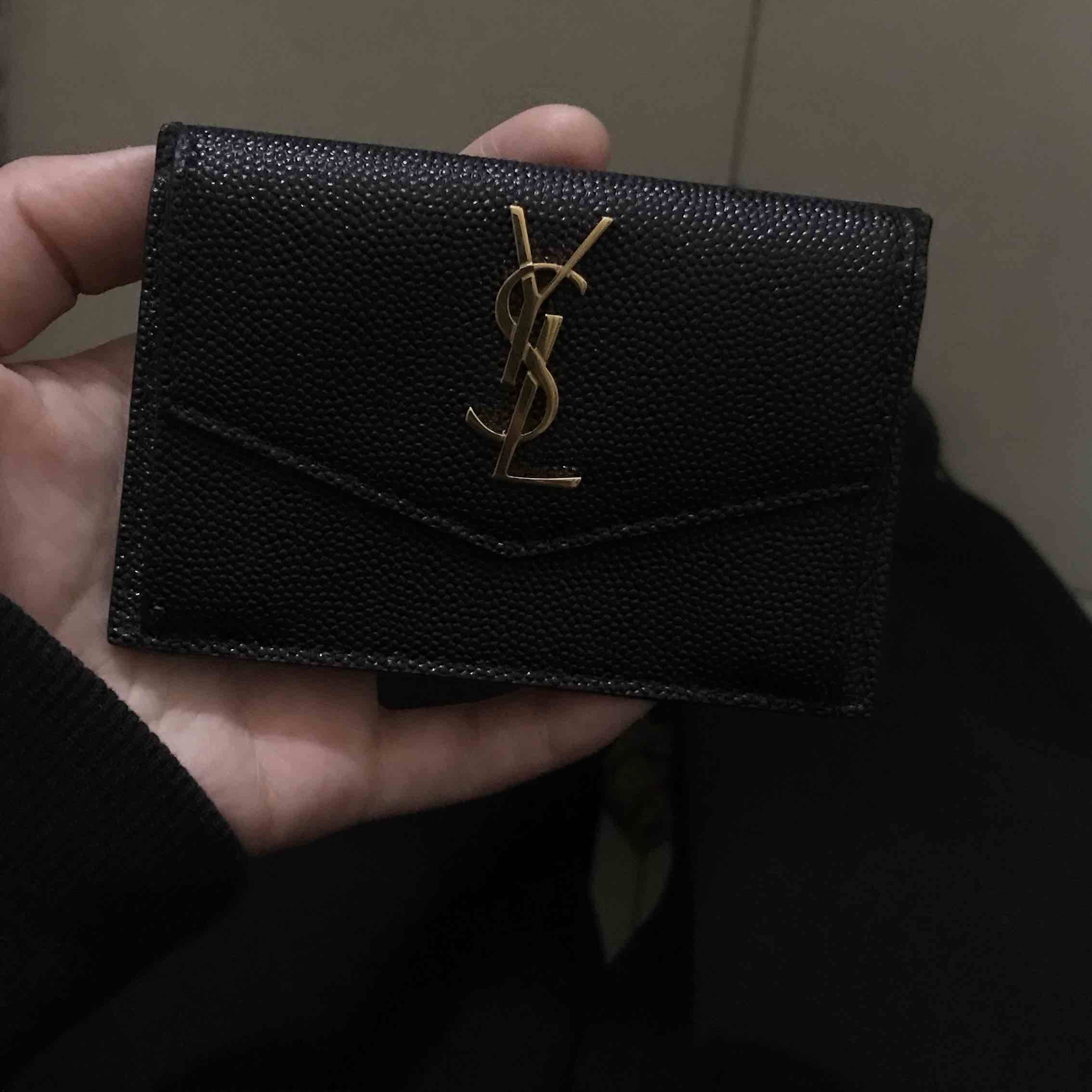 Saint Laurent Gold Monogram Uptown Card Case in Grain de Poudre Embossed Leather Black 착용 스타일