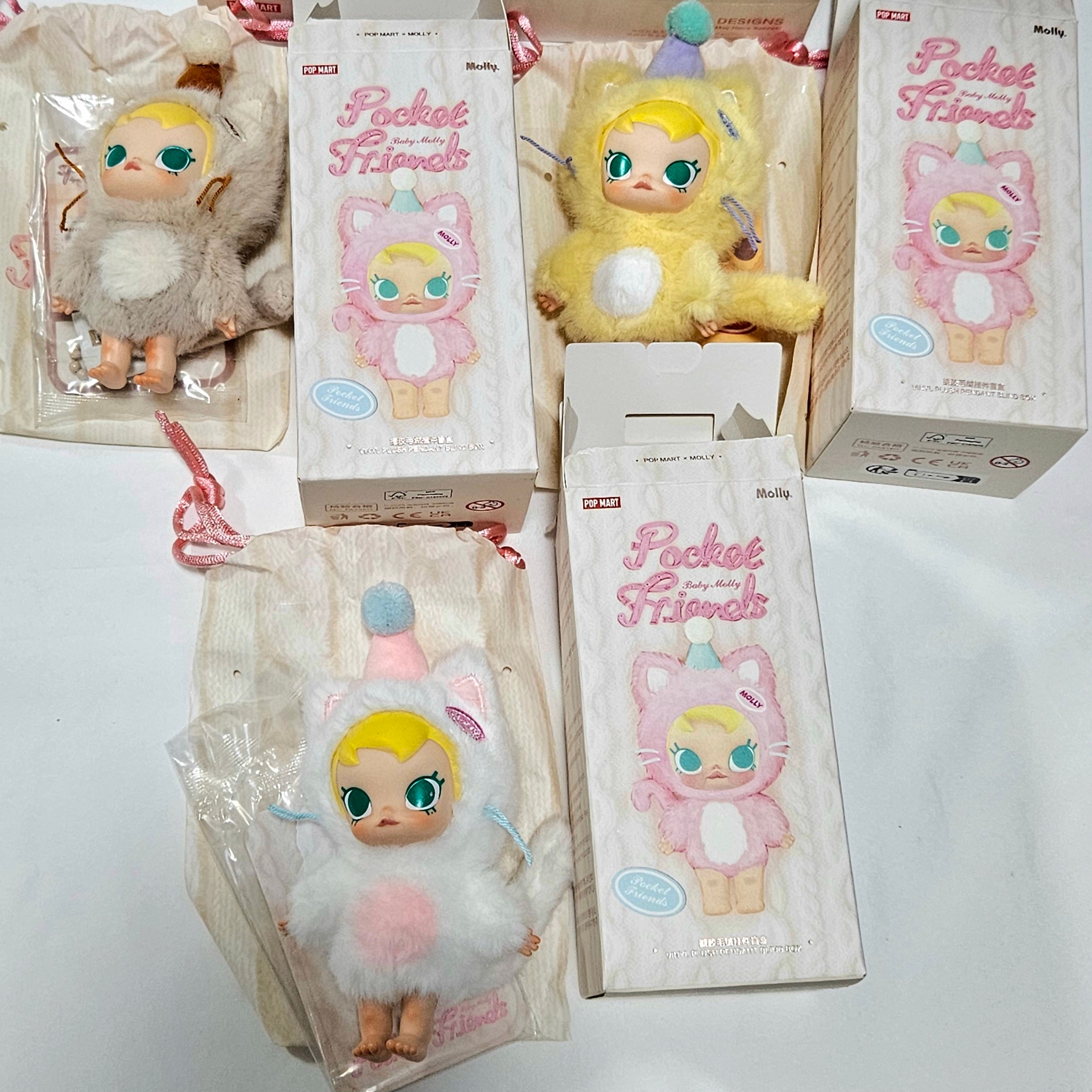 Pop Mart Baby Molly Pocket Friends Series Vinyl Plush Pendant (6 Blind Boxes) 착용 스타일