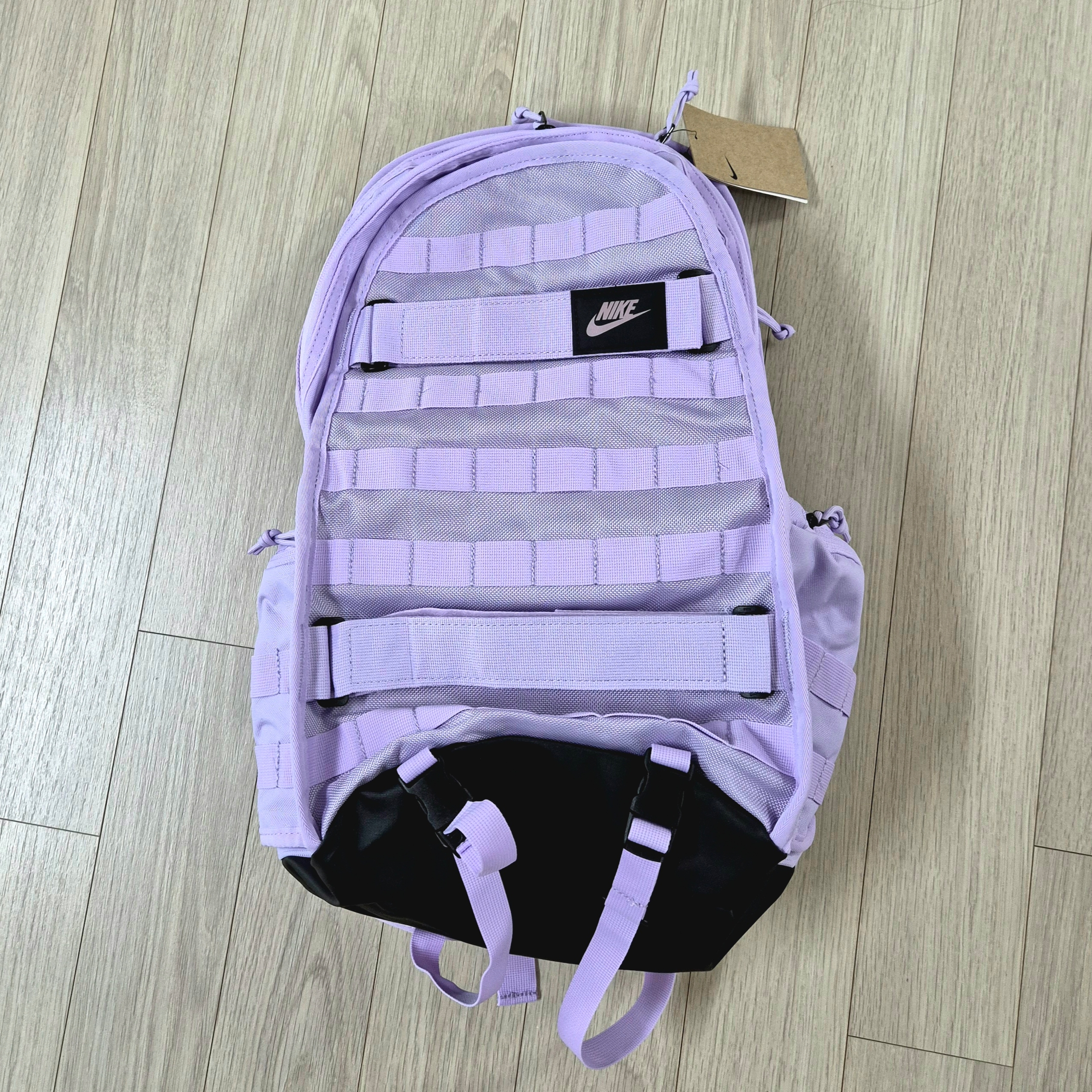 Nike NSW RPM Backpack 26L Lilac Bloom Black 착용 스타일 - 2