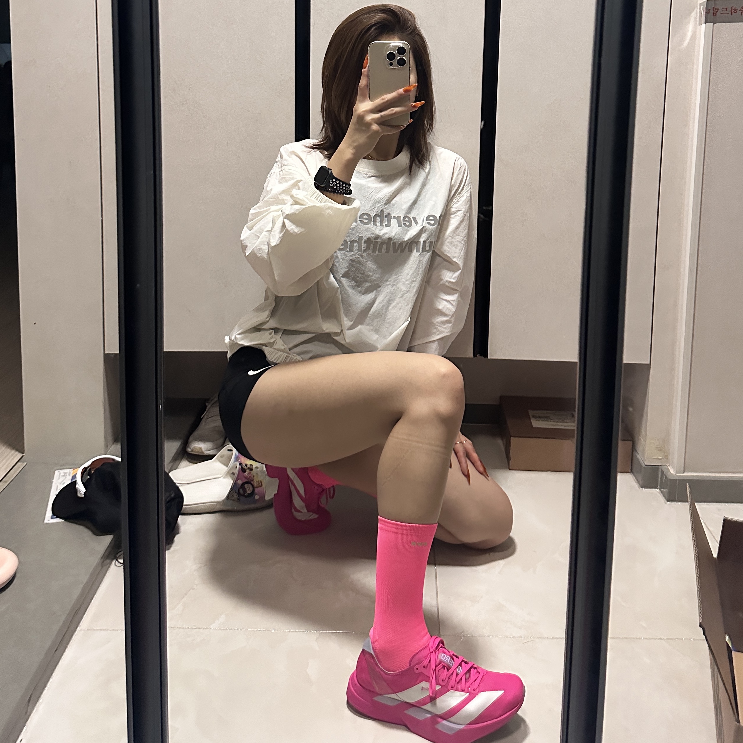 [KREAM 단독] runwhither Windbreaker MTM White, [KREAM 단독] runwhither LSD Pink 착용 스타일