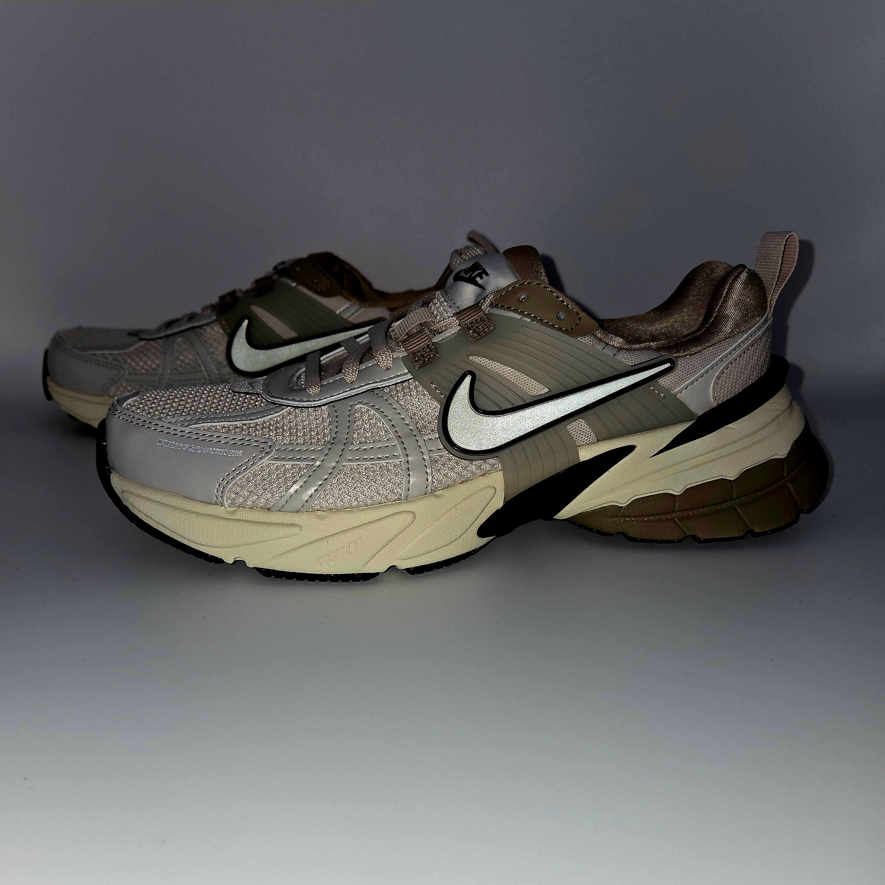 Nike V2K Run Light Orewood Brown Khaki 착용 스타일 - 1