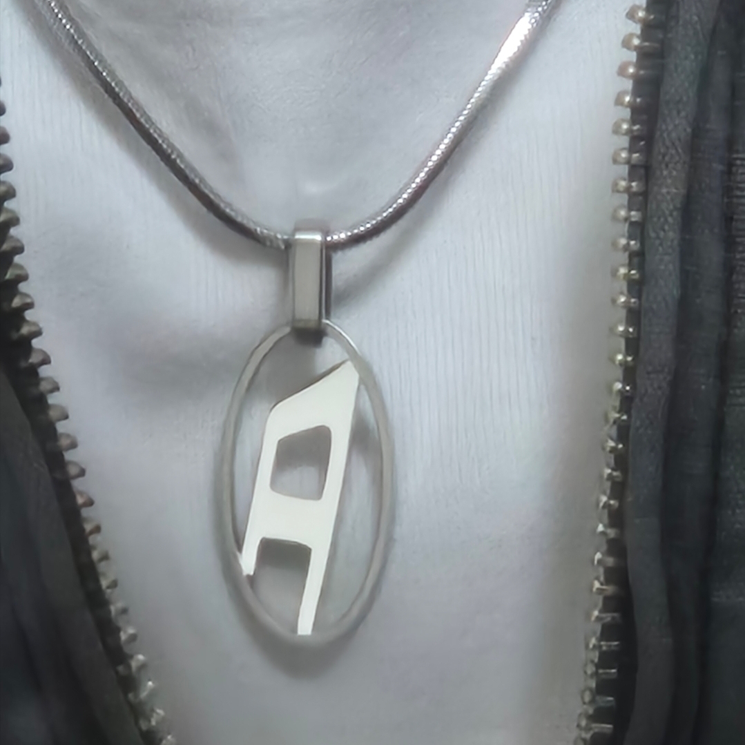 Diesel Dx1342 Stainless Steel Pendant Necklace Silver 착용 스타일 - 2
