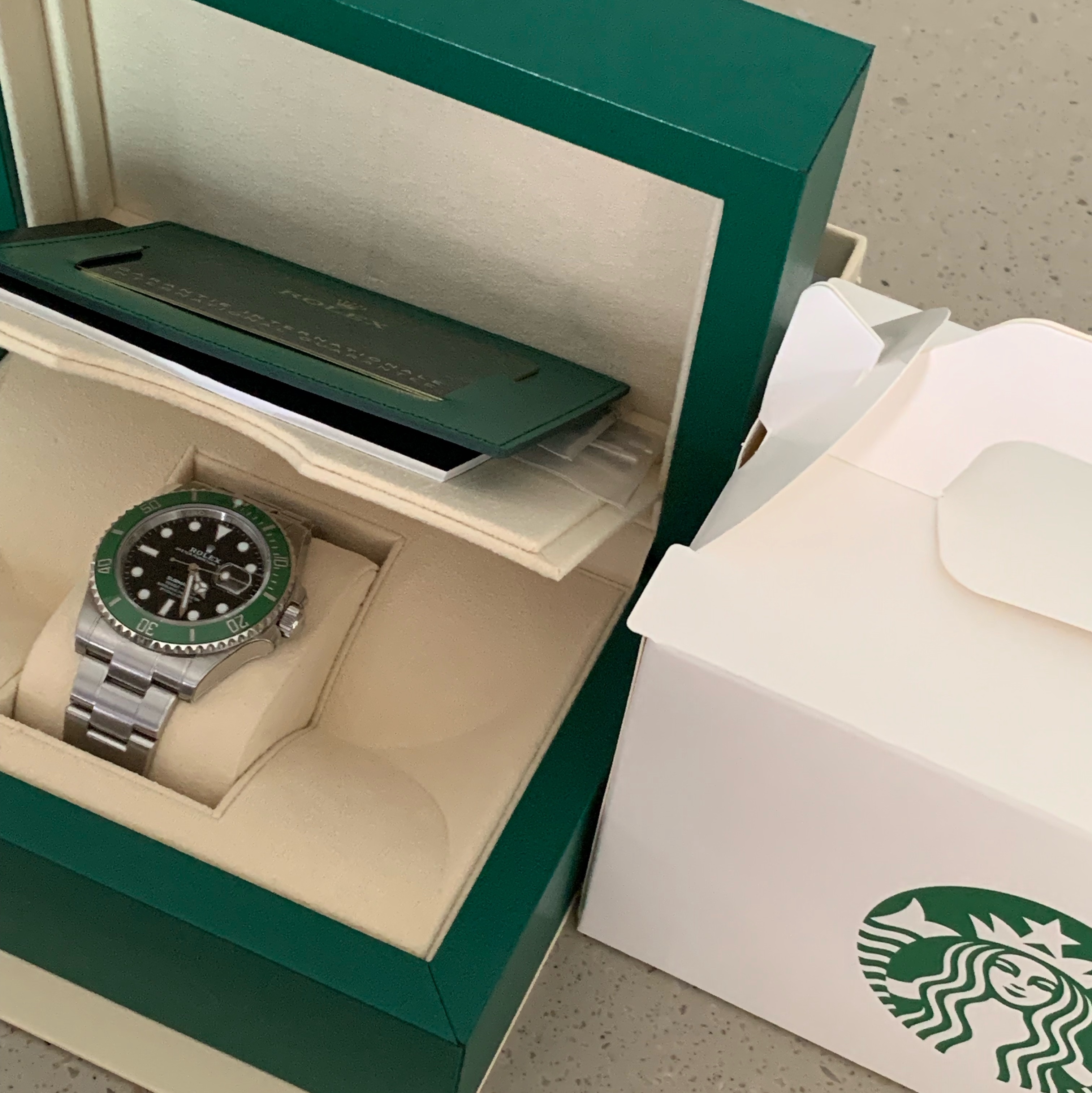 Rolex Submariner Date 41mm 126610LV Black Oyster 착용 스타일