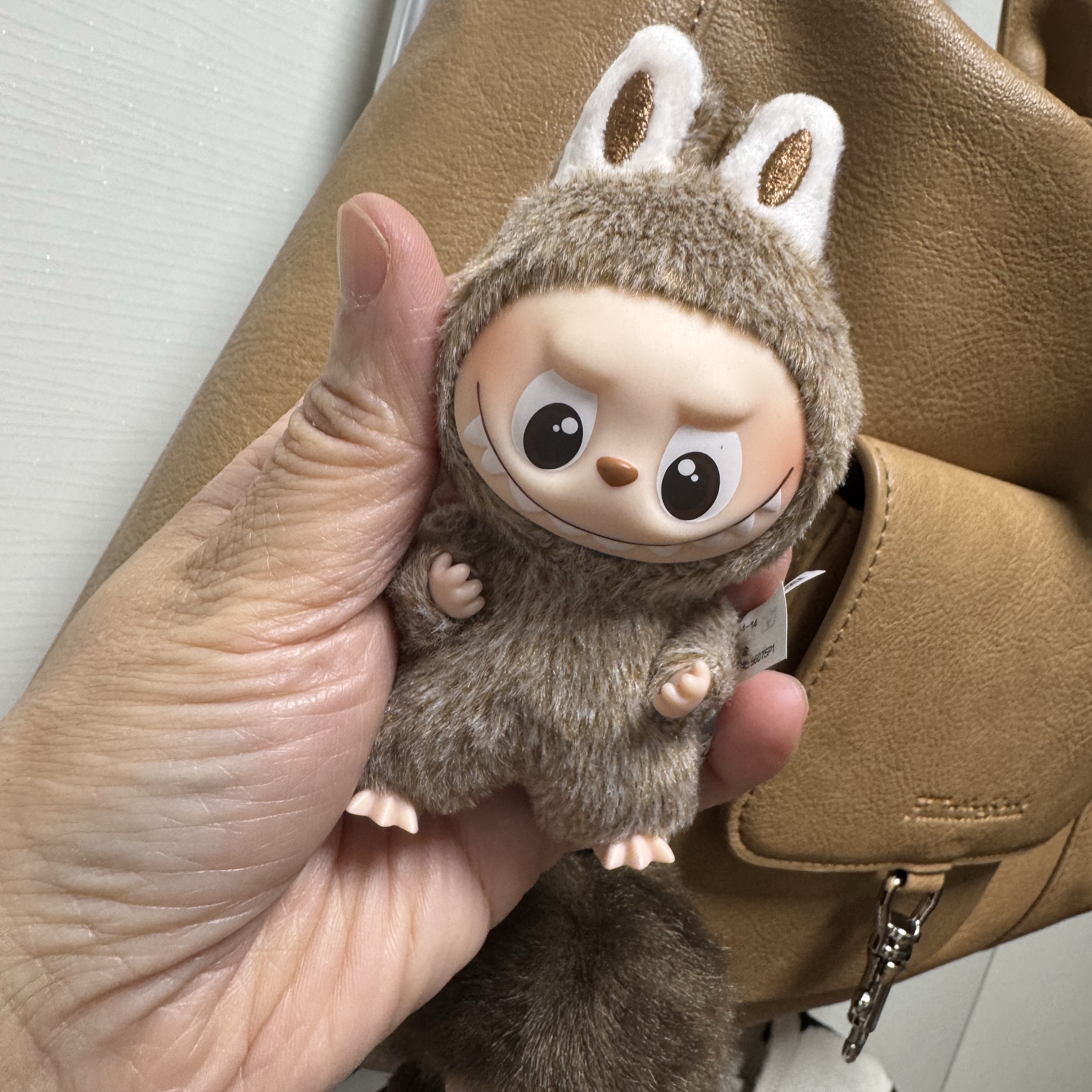 Pop Mart Labubu The Monsters Pin For Love Series Vinyl Plush Pendant (N-Z) & (Opened Case) 착용 스타일 - 1