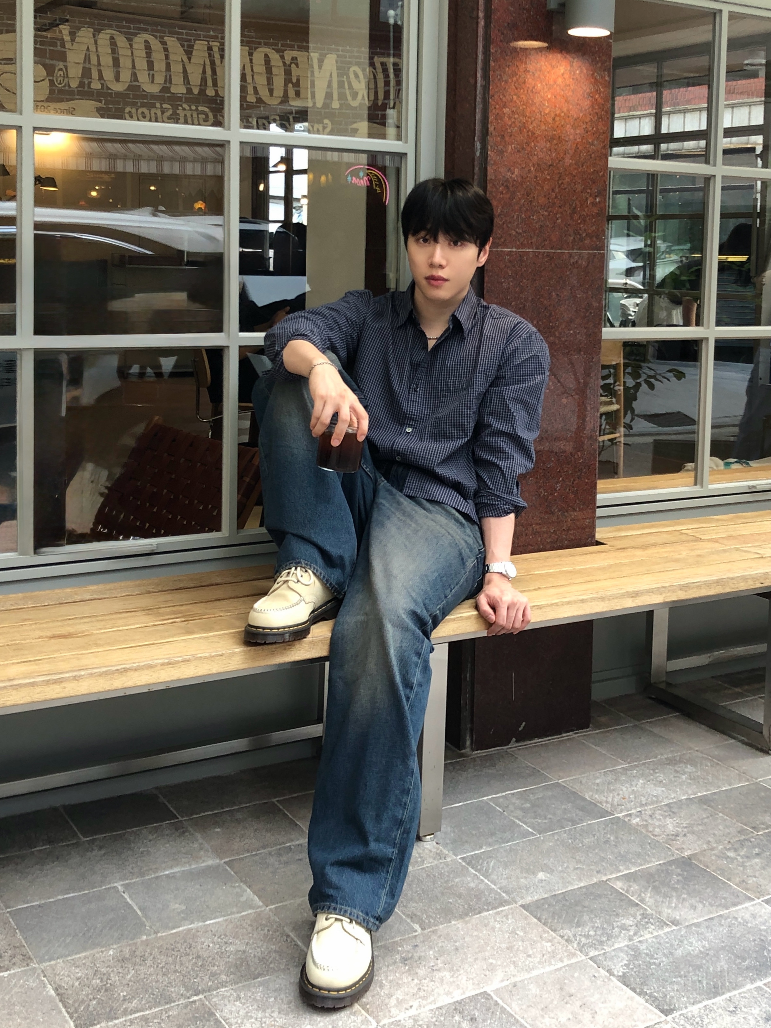 Dr. Martens Lowell Suede Moc Toe Shoes Tan Butterscotch 착용 스타일 - 1