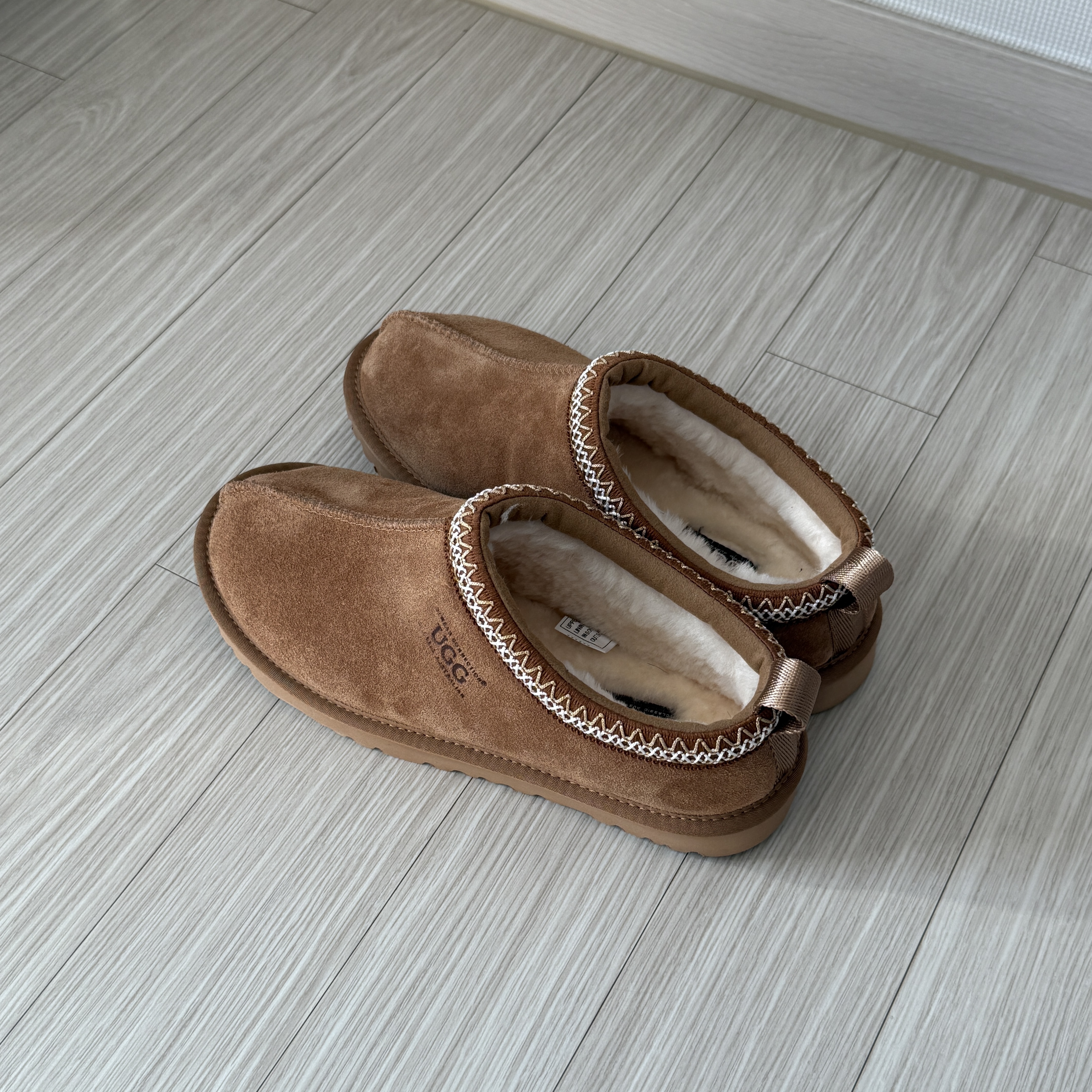 UGG Tasman Slipper Chestnut 착용 스타일