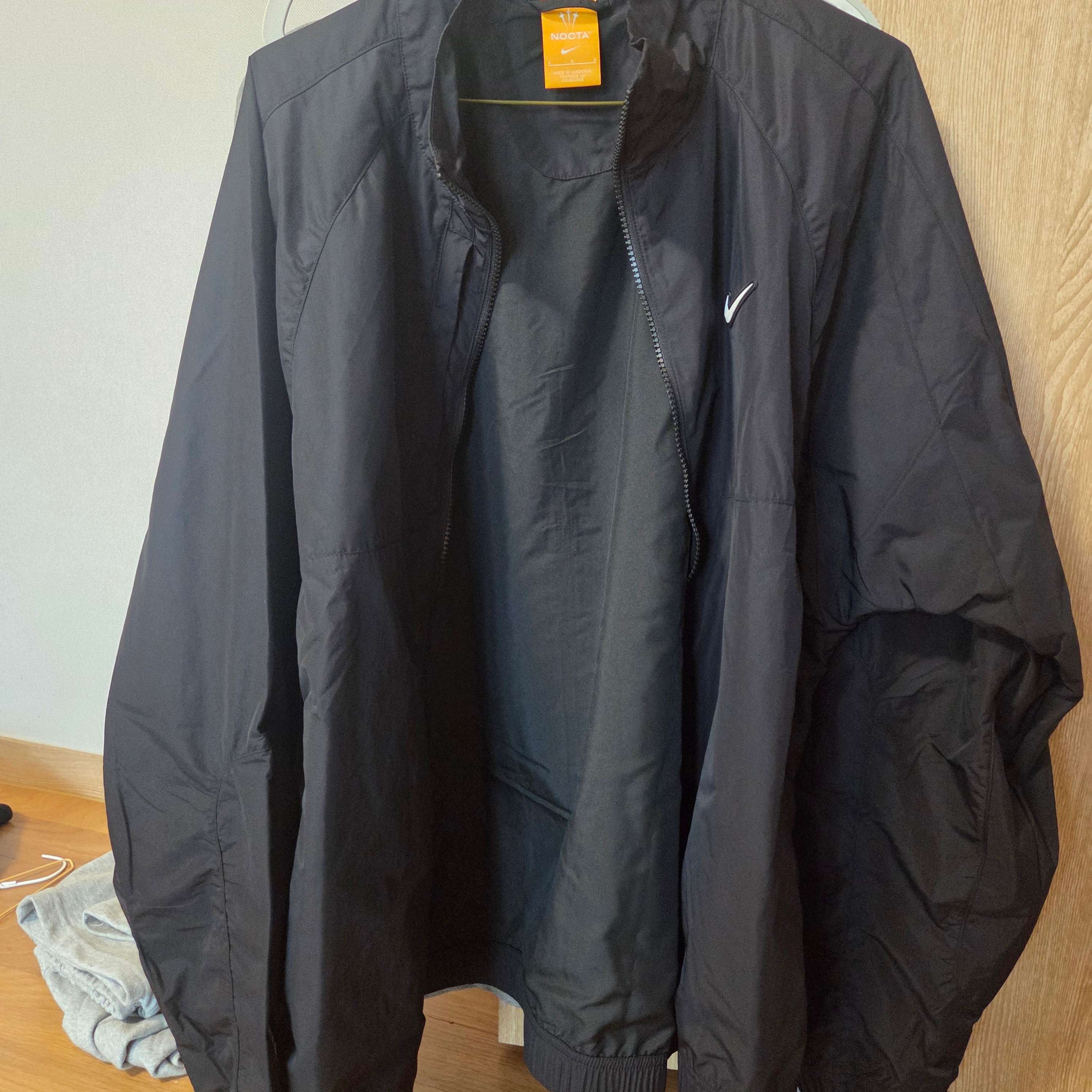 Nike x Drake Nocta Nylon Track Jacket Black (FN7666-010) 착용 스타일 - 1
