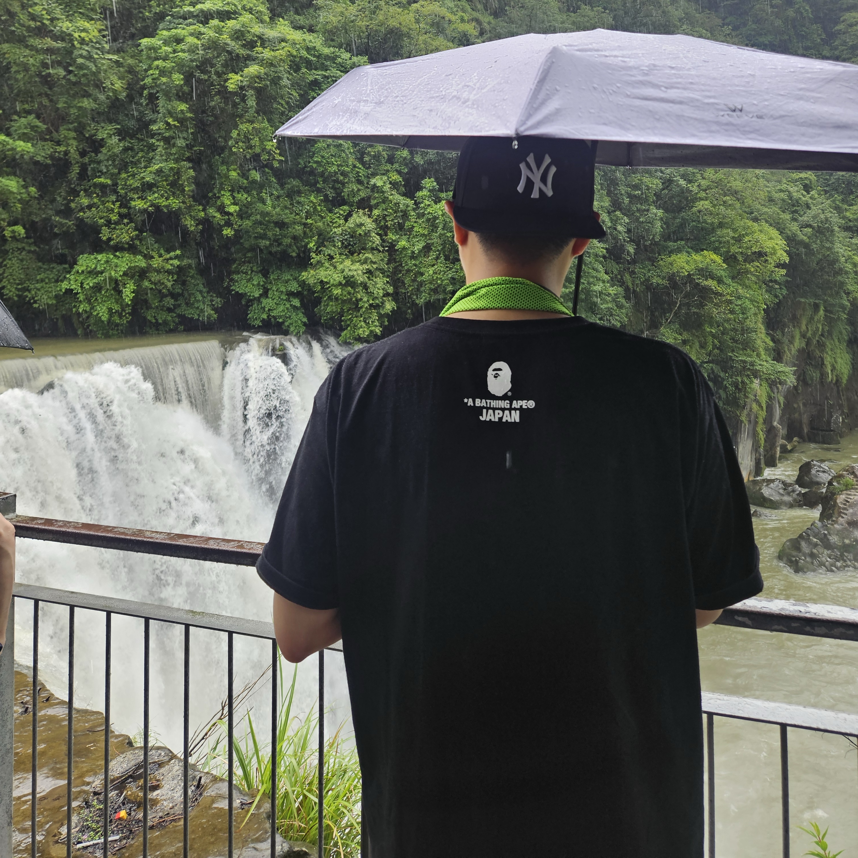BAPE Japan College City T-Shirt Black, New Era 59Fifty MLB Authentic New York Yankees Game Navy 착용 스타일