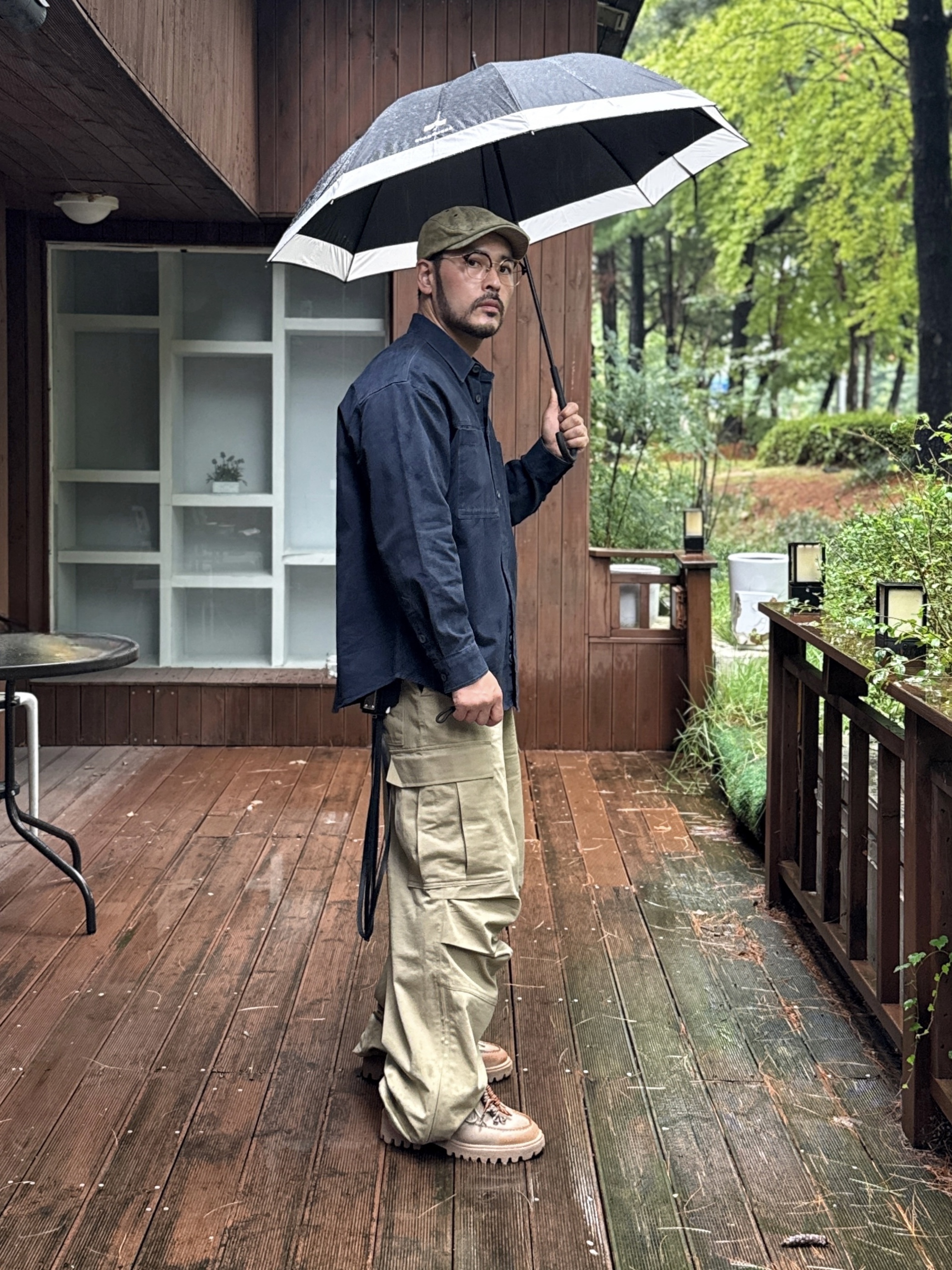 Starbucks x Hunter Light Umbrella Black 착용 스타일 - 1