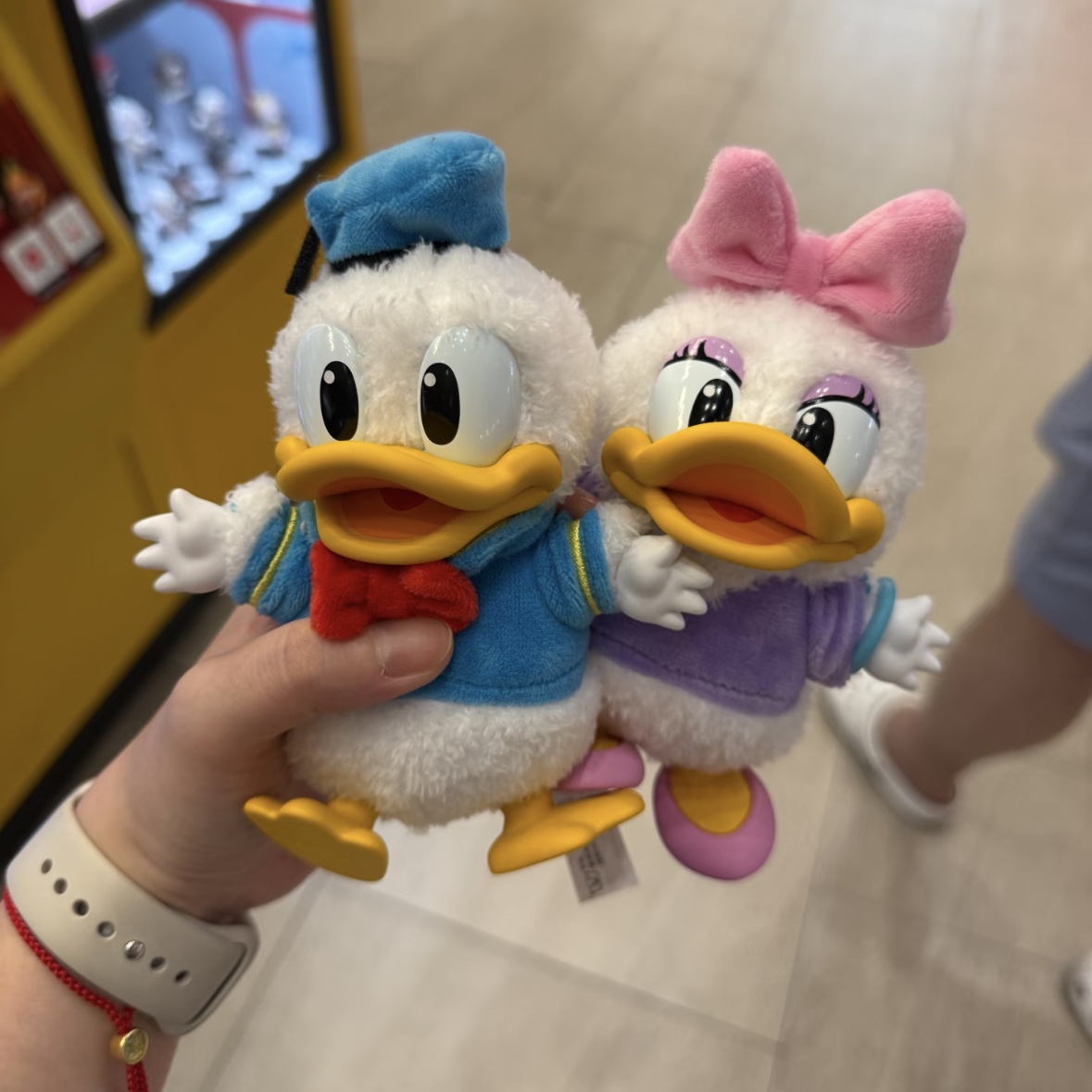 Pop Mart Mickey Family Cute Together Keychain Series Daisy (Opened Case), Pop Mart Mickey Family Cute Together Keychain Series Sealed Case (1 Blind Box) 착용 스타일