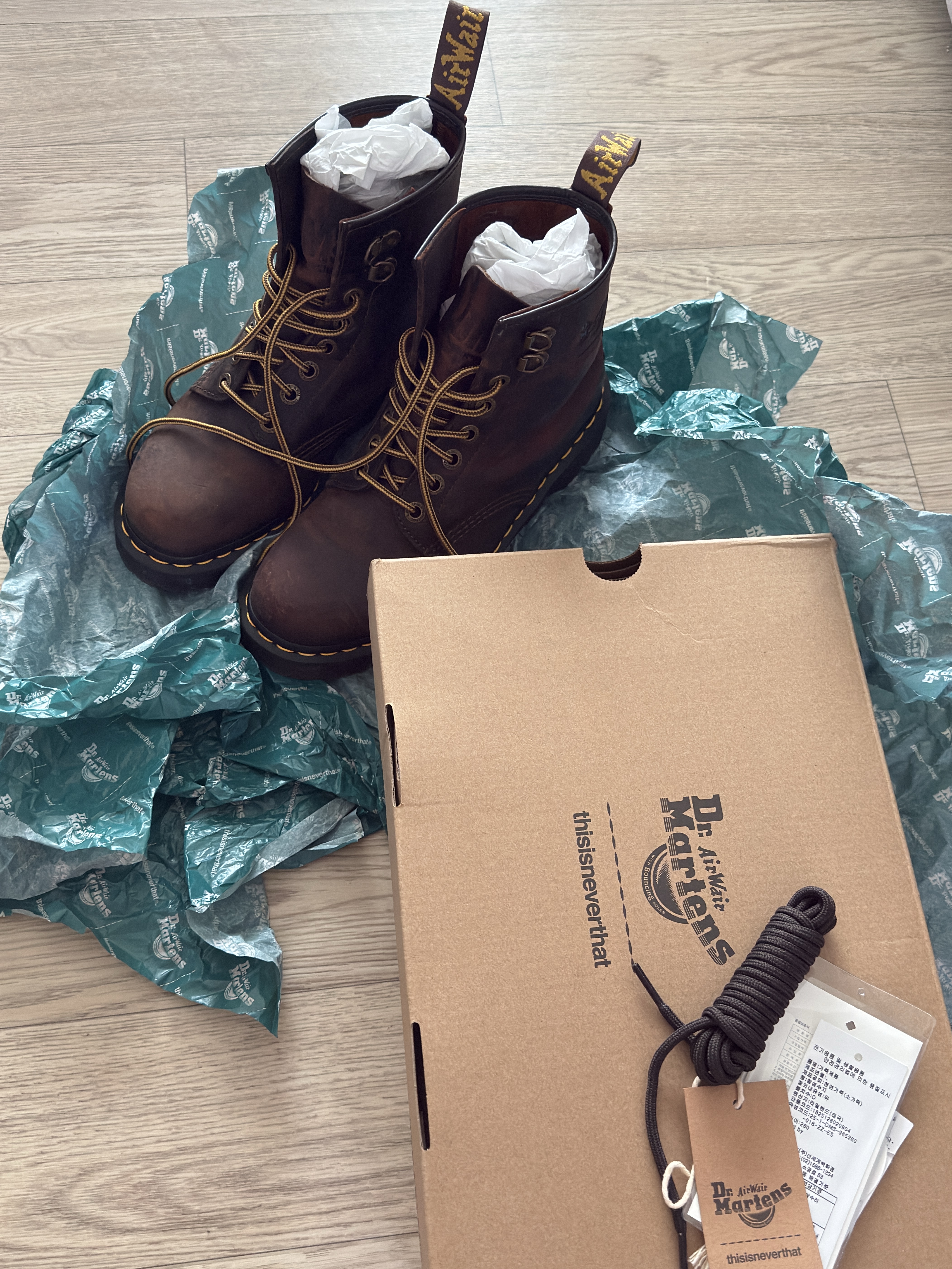 Dr. Martens x Thisisneverthat 1461 Waxed Full Grain Black, Dr. Martens x Thisisneverthat 1460 Waxed Full Grain Brown 착용 스타일 - 4