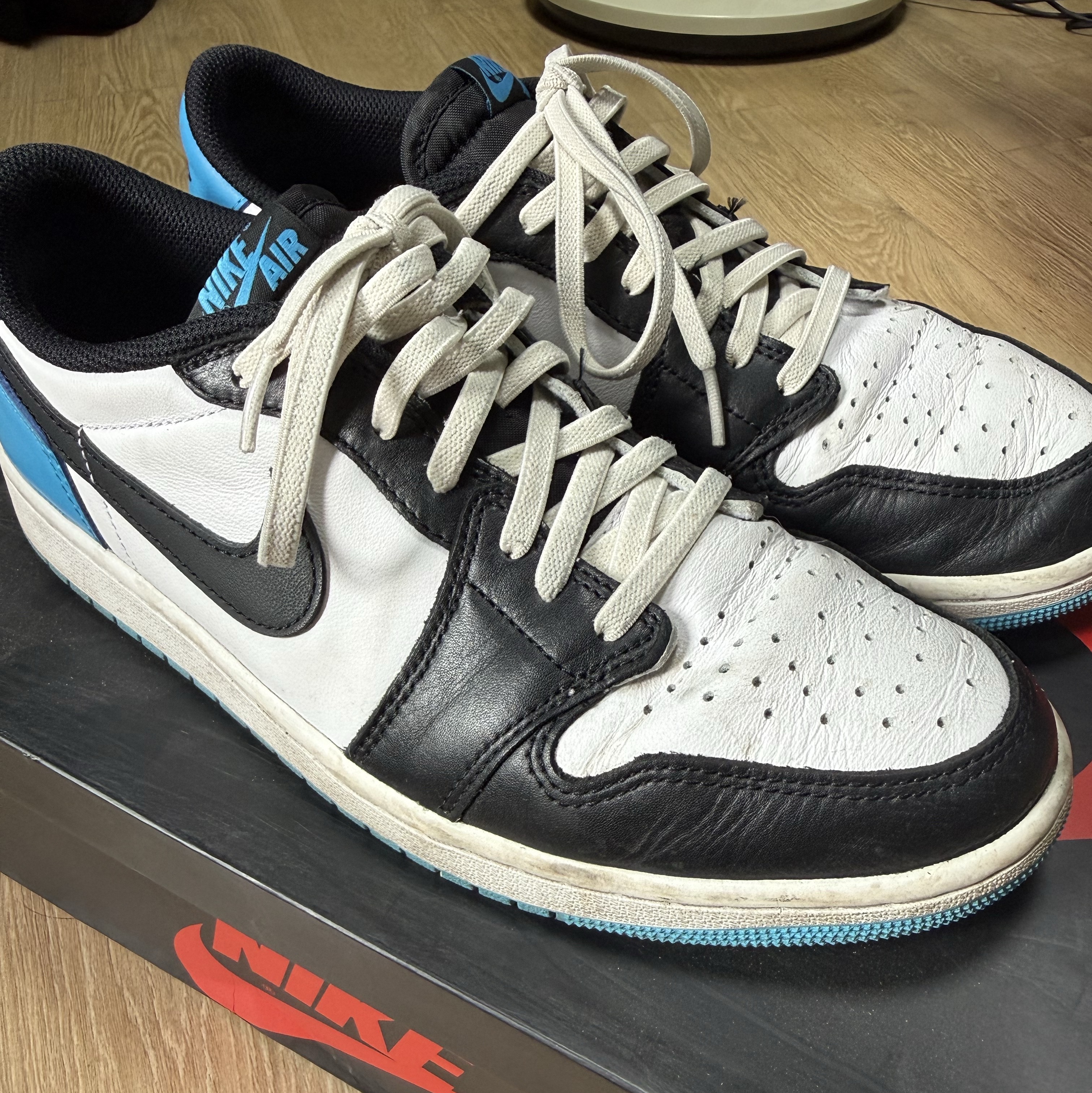 Jordan 1 Retro Low OG Black and Dark Powder Blue 착용 스타일