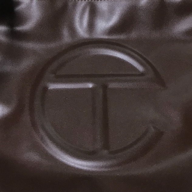 Telfar Small Shopping Bag Chocolate 착용 스타일