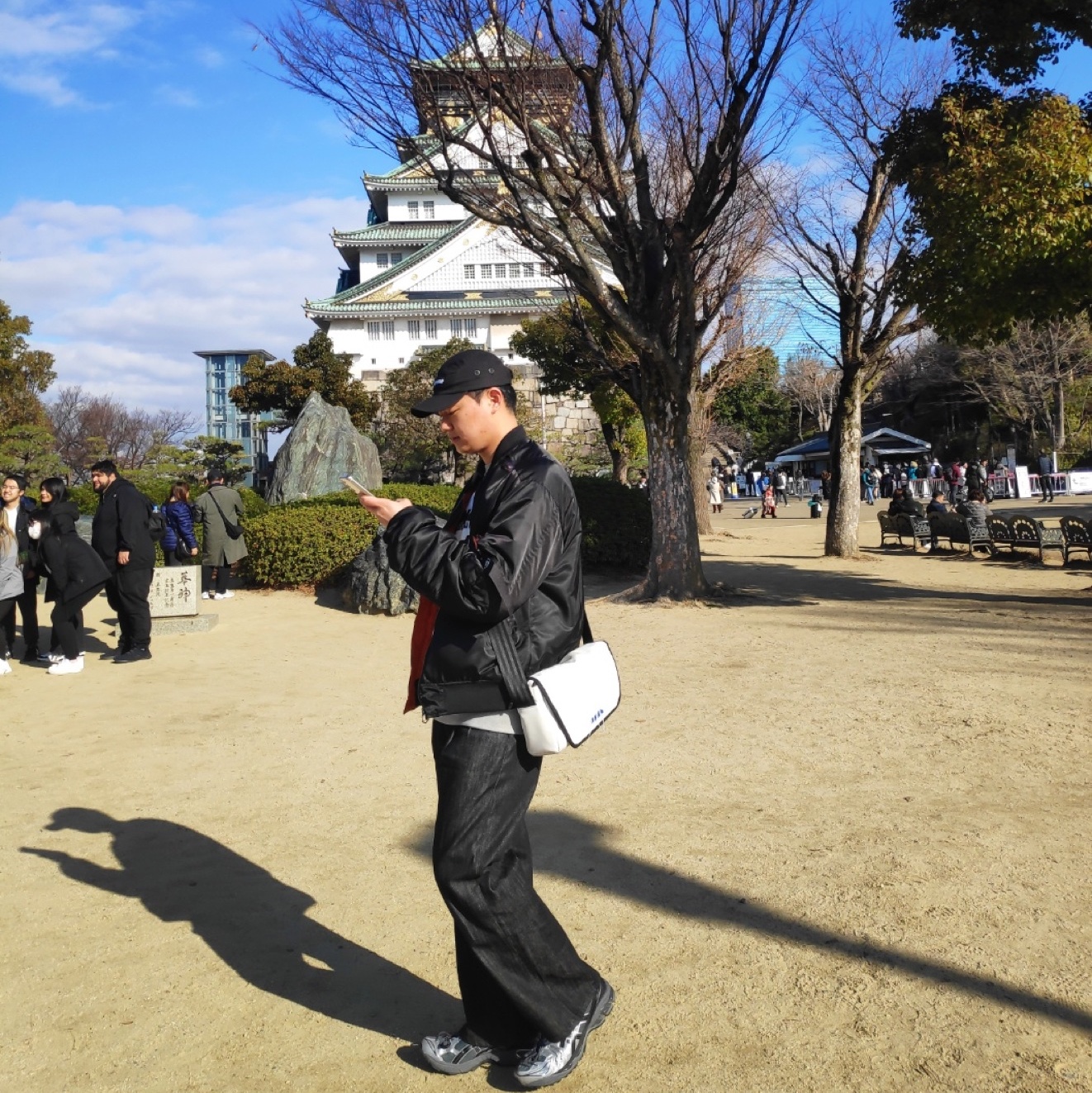 Ader Error Trace Admore Crossbody Bag White, Asics x Unaffected Gel-Kayano 14 Silver Moon 착용 스타일