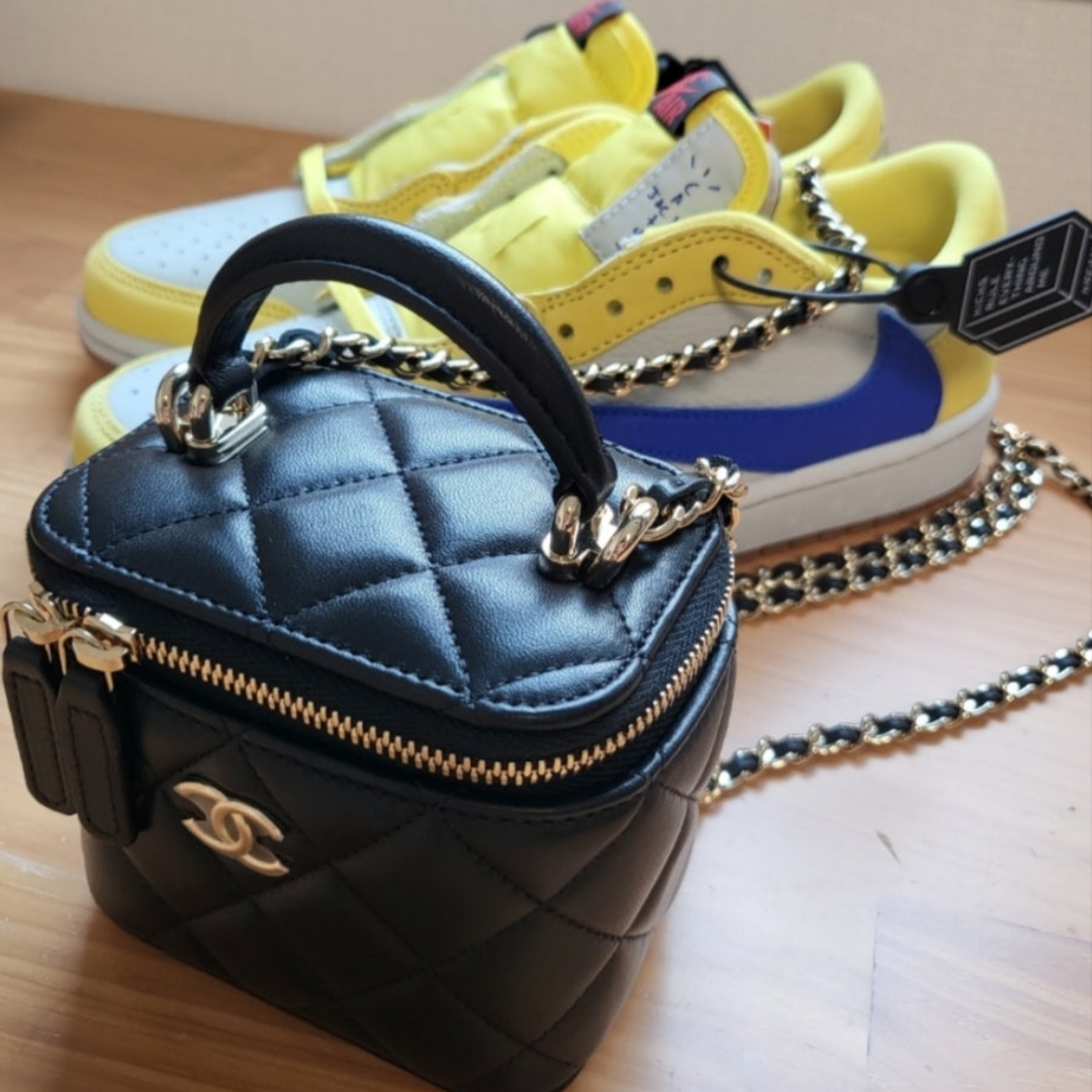 Chanel Small Vanity With Chain Lambskin & Gold Black, (W) Jordan 1 x Travis Scott Retro Low OG SP Canary 착용 스타일