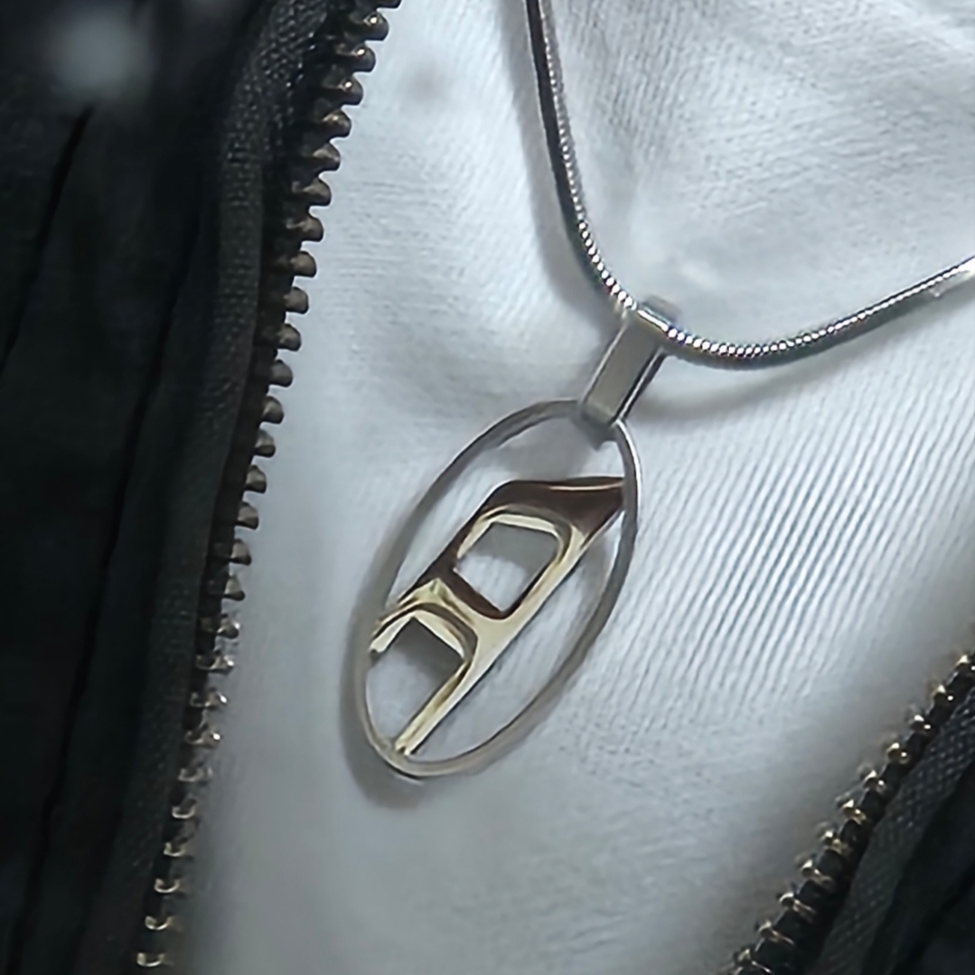 Diesel Dx1342 Stainless Steel Pendant Necklace Silver 착용 스타일 - 1
