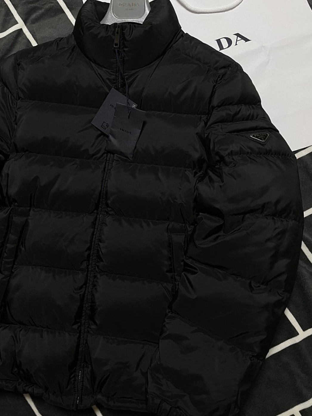 Prada Triangle Logo Down Jacket Black 착용 스타일 - 1