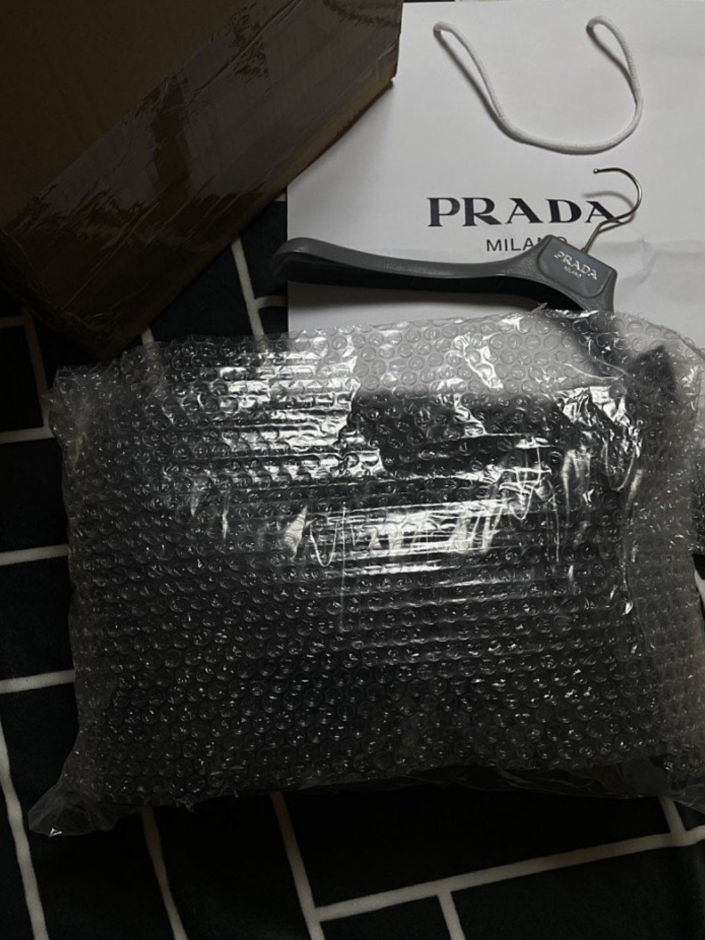 Prada Triangle Logo Down Jacket Black 착용 스타일 - 2