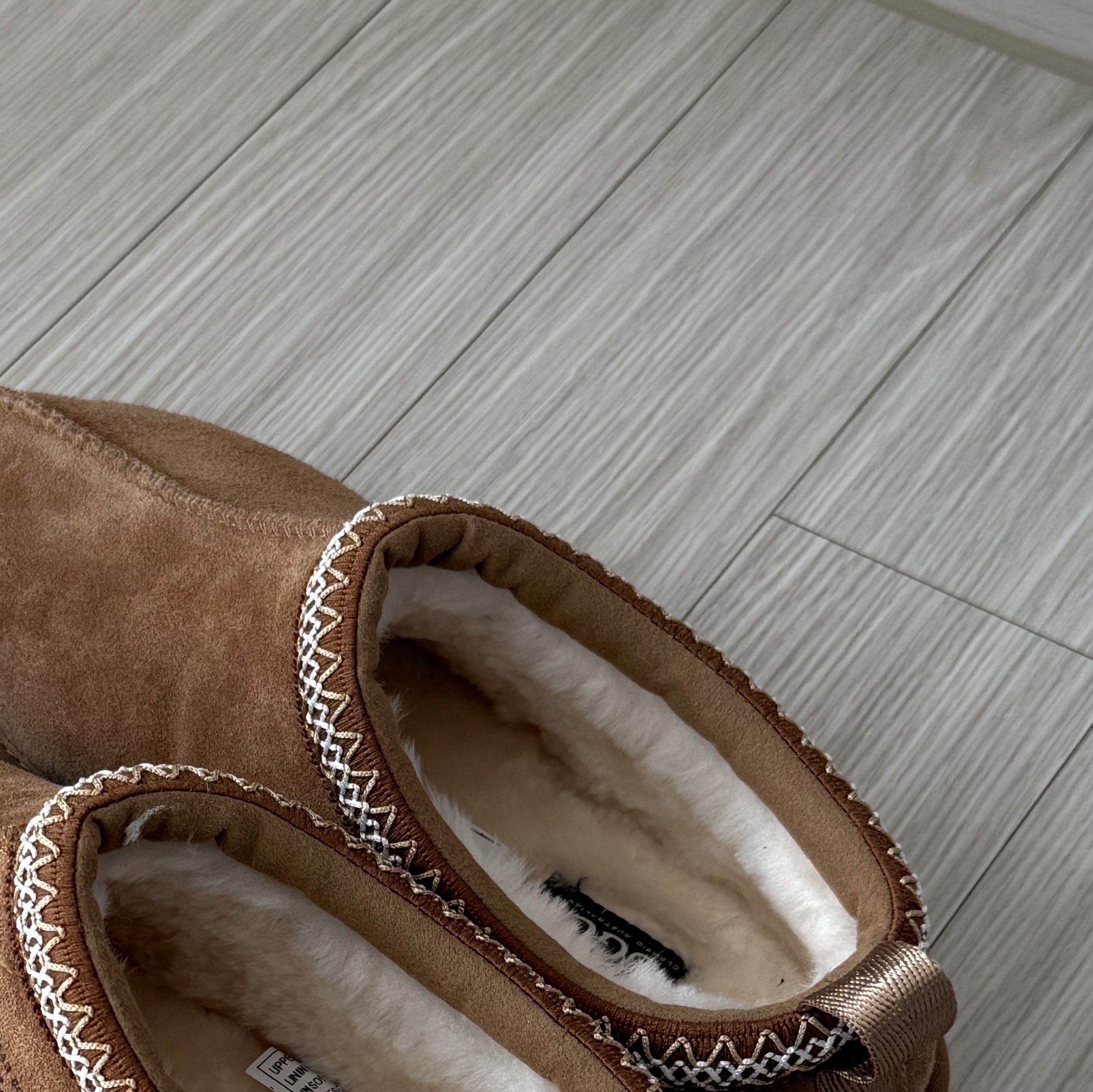 UGG Tasman Slipper Chestnut 착용 스타일