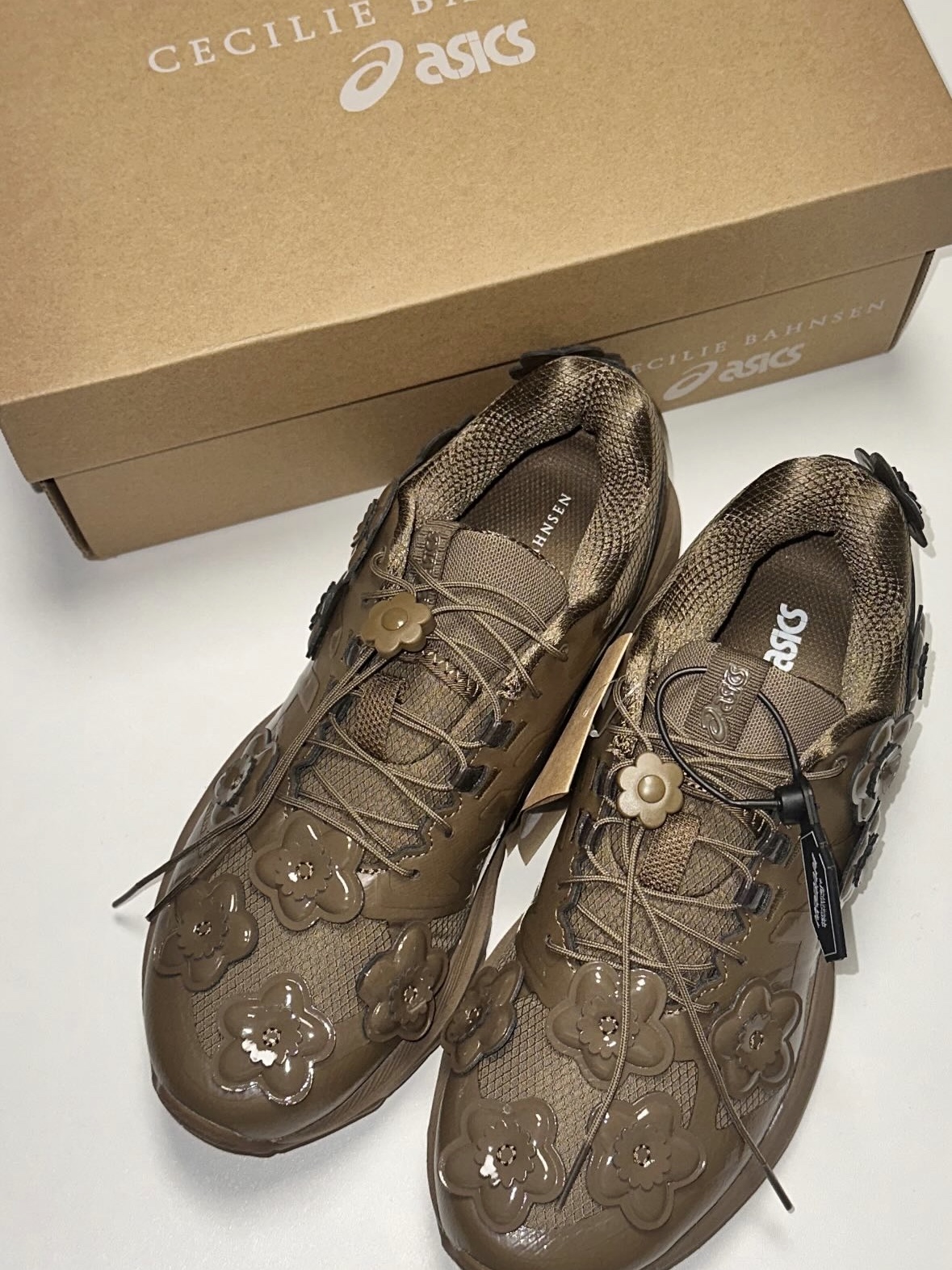 Asics x Cecilie Bahnsen Gel-Terrain Sepia 착용 스타일