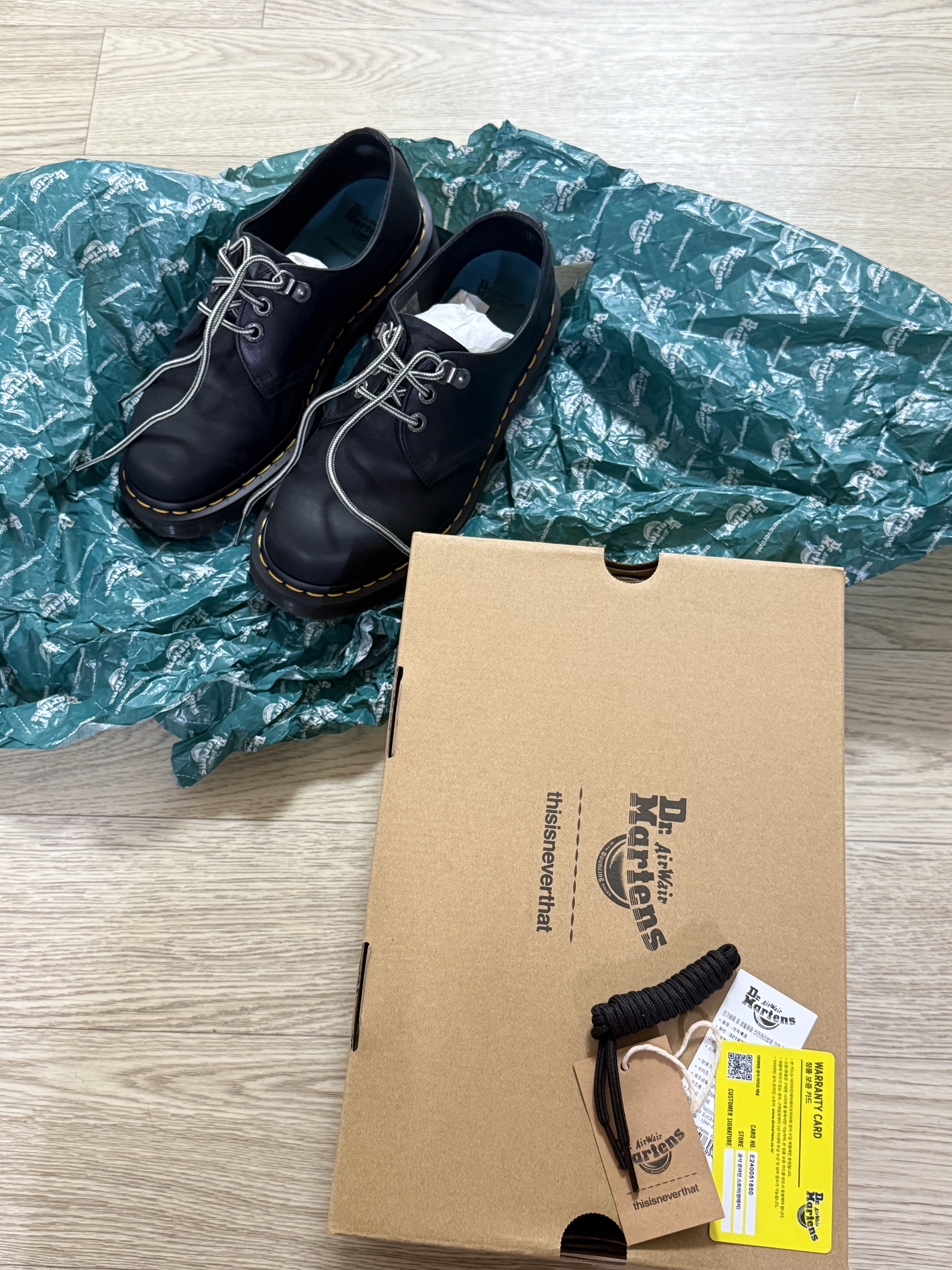 Dr. Martens x Thisisneverthat 1461 Waxed Full Grain Black, Dr. Martens x Thisisneverthat 1460 Waxed Full Grain Brown 착용 스타일 - 1
