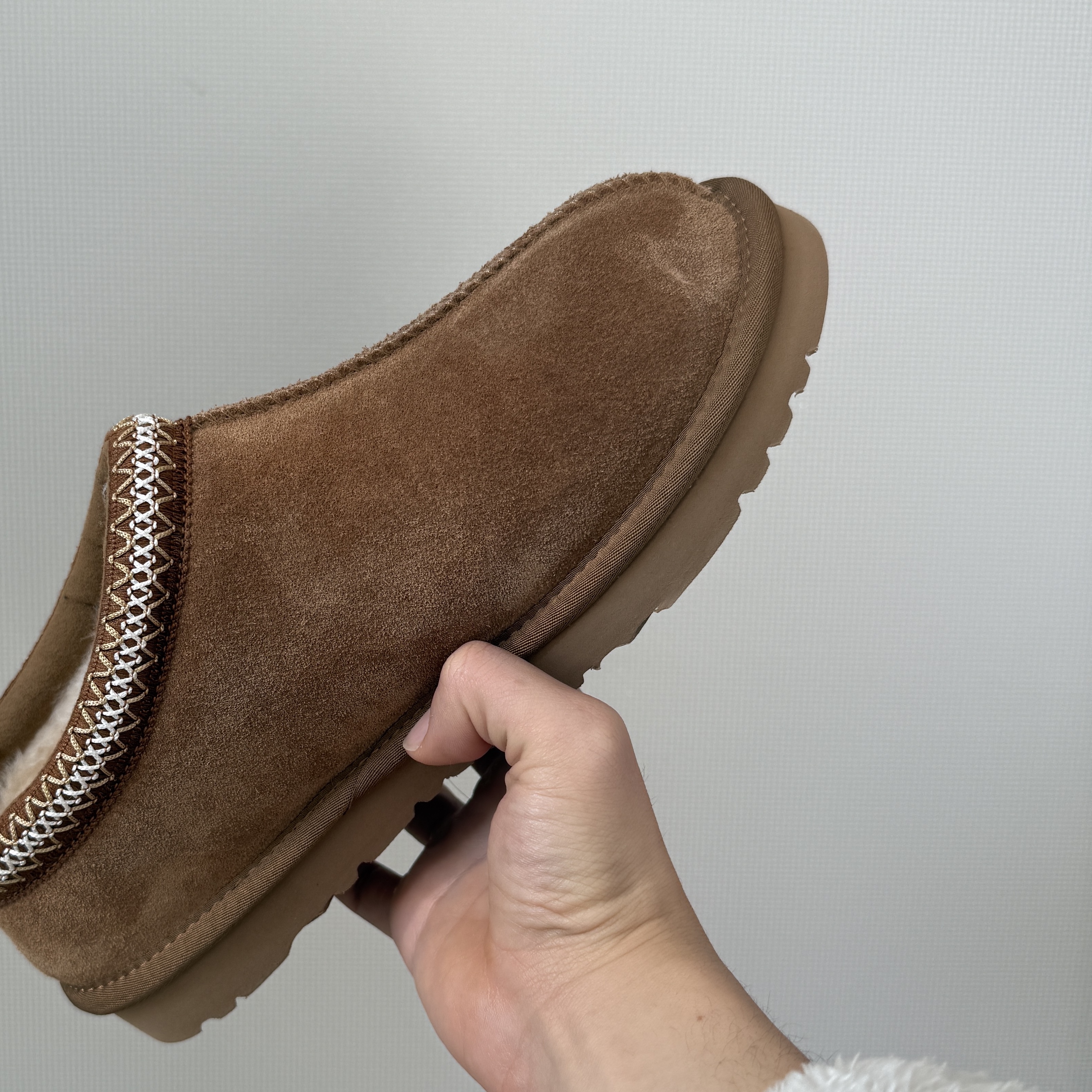 UGG Tasman Slipper Chestnut 착용 스타일