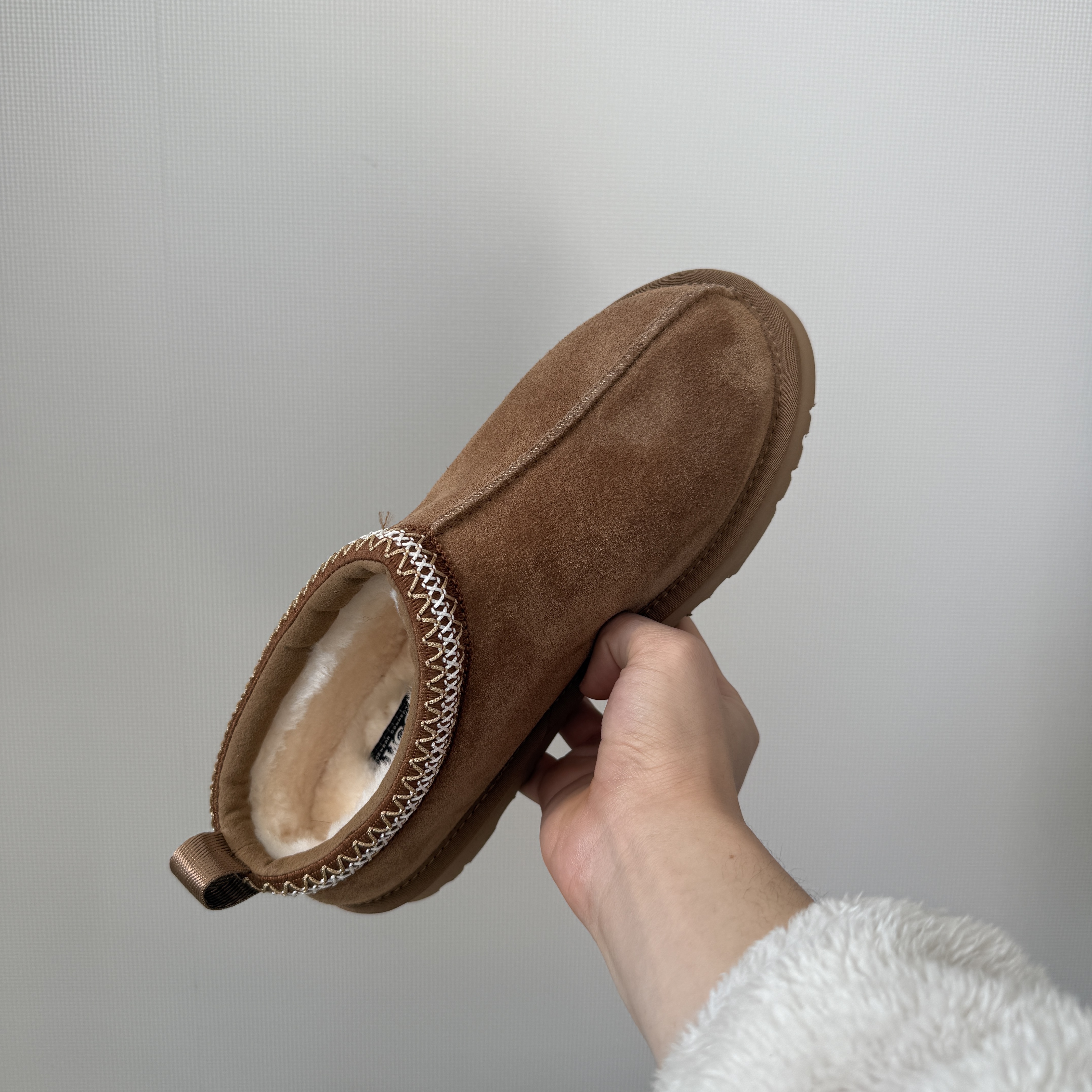 UGG Tasman Slipper Chestnut 착용 스타일