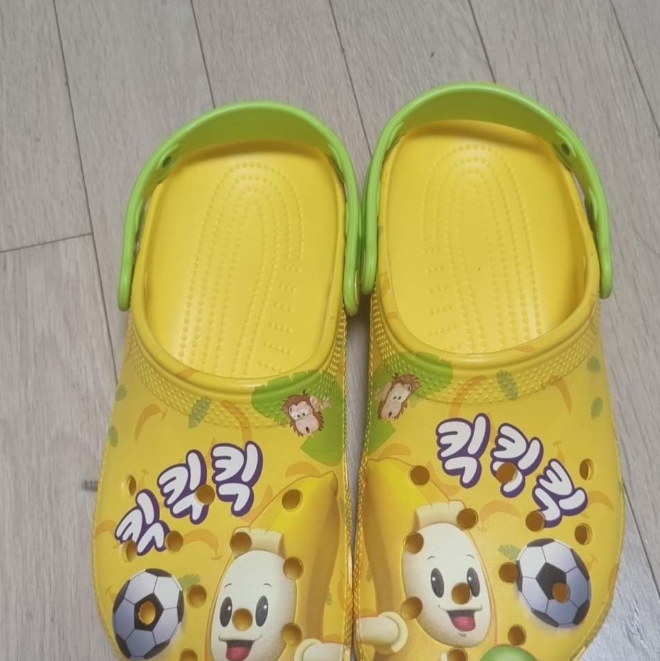 Crocs x Nongshim Classic Clog Banana Kick 착용 스타일