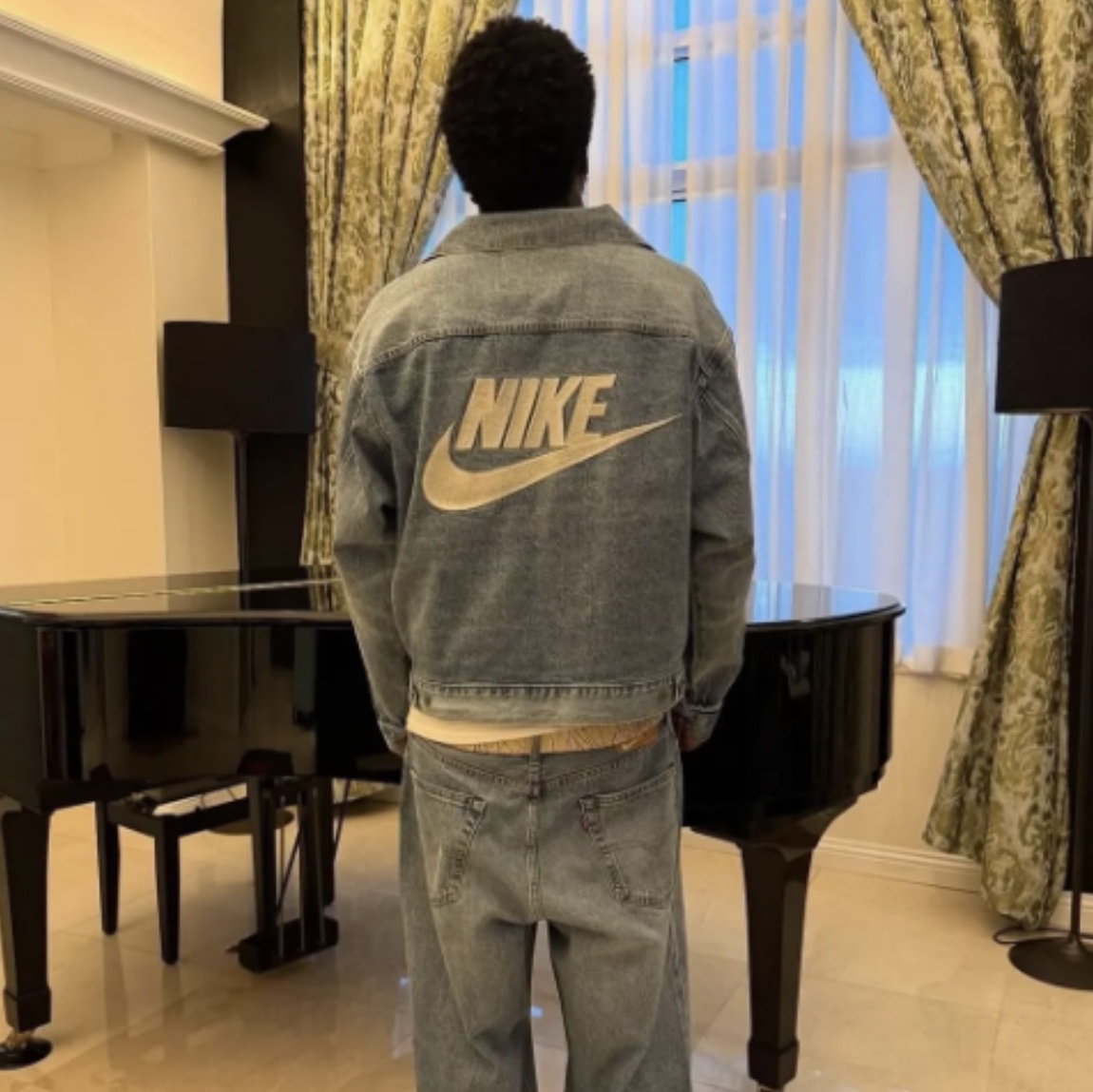 Levi's x Nike Trucker Jacket Light Blue 착용 스타일